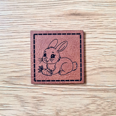 Quadratisches braunes Kunstleder-Label mit niedlichem Hasen-Motiv, 4 x 4 cm, veganes Nählabel für Kinderkleidung und Ostergeschenke, laser-graviert bei Schnuckidu.
