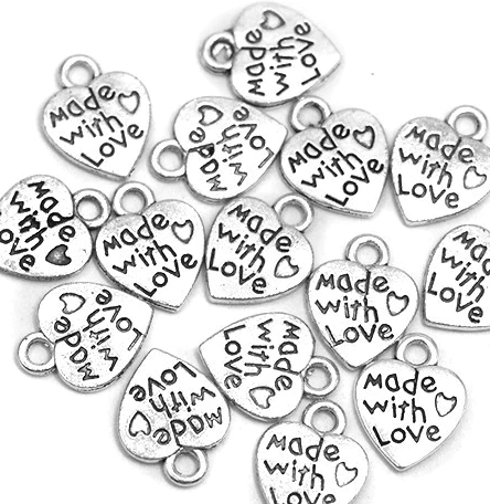 Kleiner Schmuck-Anhänger in Silber mit „Made with love“ Prägung, 10x12 mm, aus hochwertigem Modeschmuck-Metall, ideal für Charms, Armbänder und Handmade-Labels.