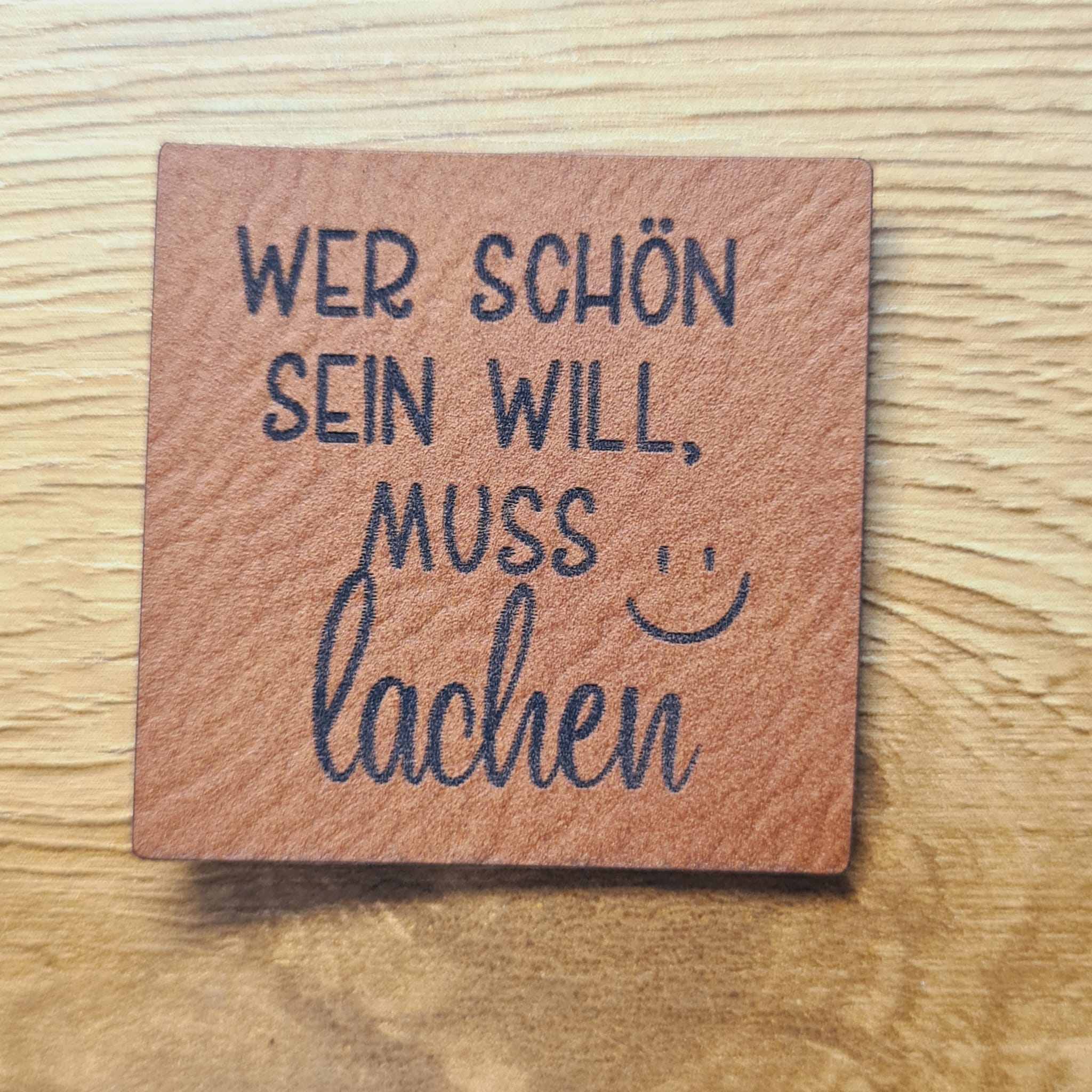 „Wer schön sein will, muss lachen“ Nählabel 4×4 cm – vegan, handmade, Schnuckidu® Kunstleder Braun