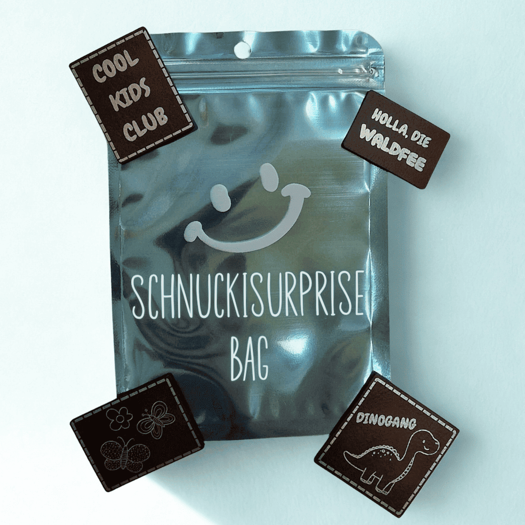 SchnuckiSurprise DIY Überraschungstüte – Kreativ-Set mit handgemachten Kunstlederlabels und Nähzubehör in den Varianten Damen, Mädchen und Jungen. Verpackt in einer glänzenden Holo-Tüte.