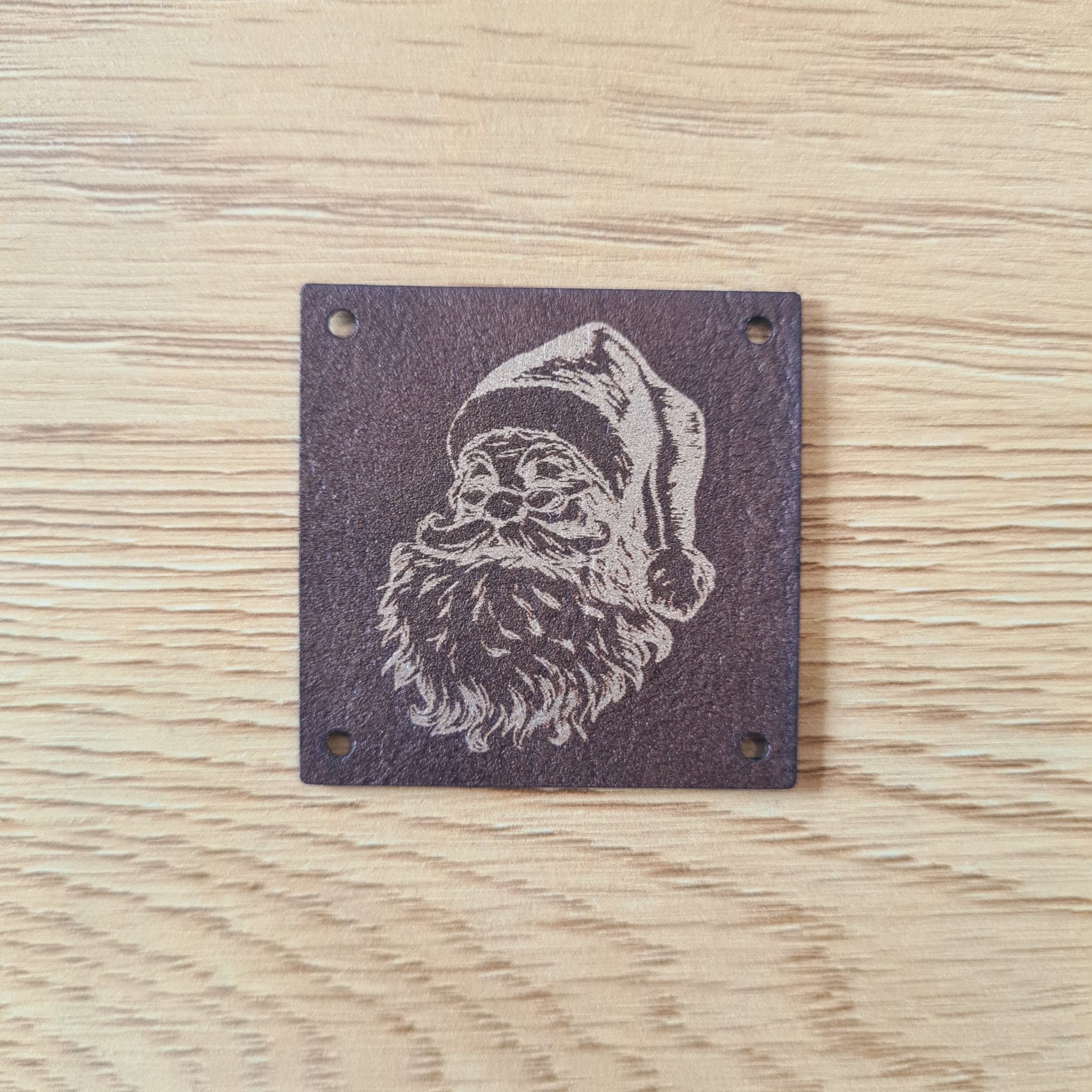 „Weihnachtsmann“ Nählabel 4×4 cm zum Geburtstagspreis – vegan, handmade, Schnuckidu® Kunstleder Braun/Gold