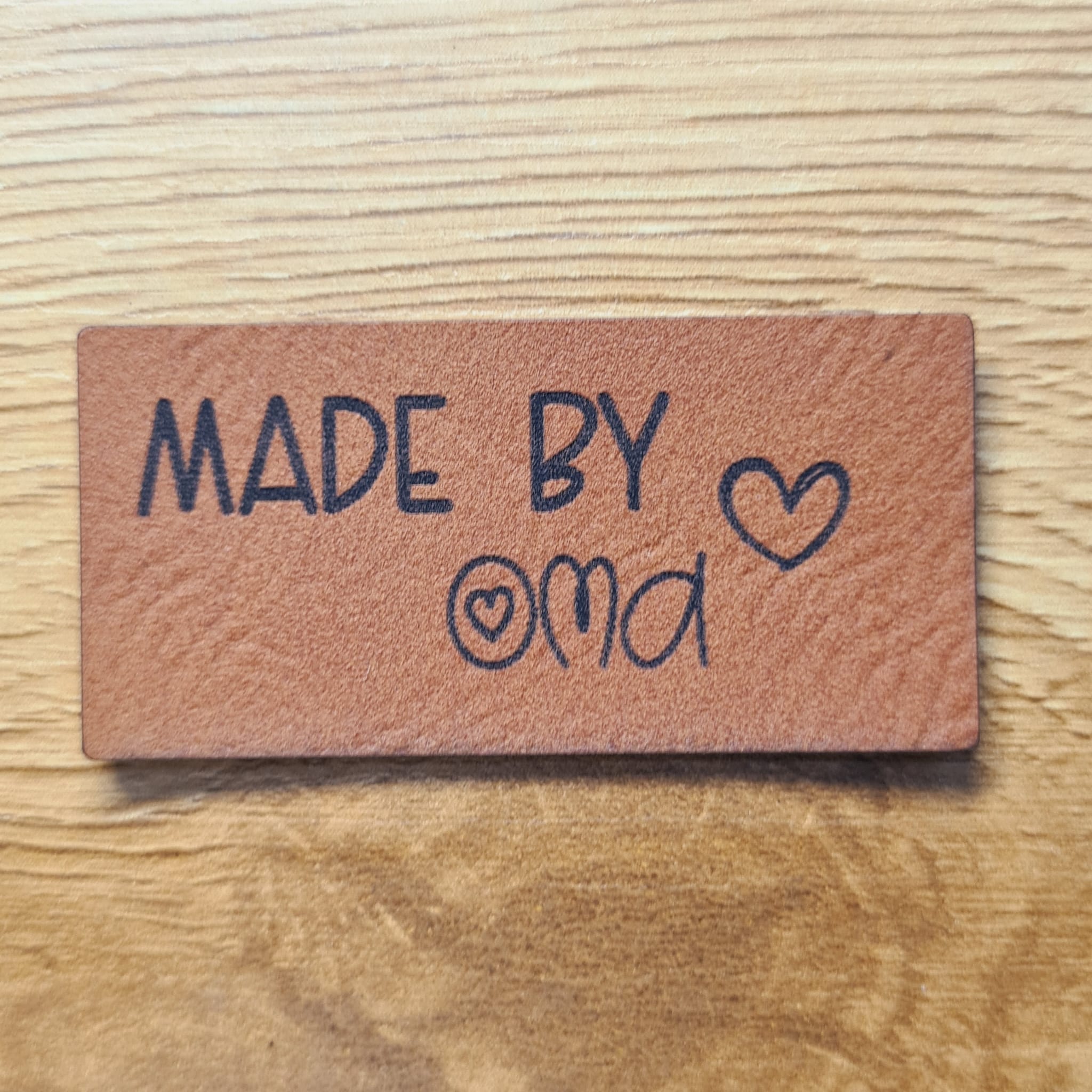 „Made by Oma“ Nählabel 5×2,4 cm – vegan, handmade, Schnuckidu® Kunstleder Braun