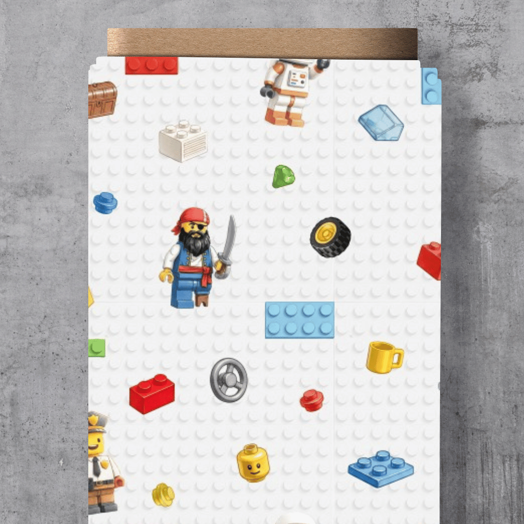 Eigendesign Stoff "Bausteine" – Buntes Allover-Muster mit Spielsteinen in Rot, Blau, Gelb und Grün auf hellem Hintergrund, exklusive Vororder bei Schnuckidu.