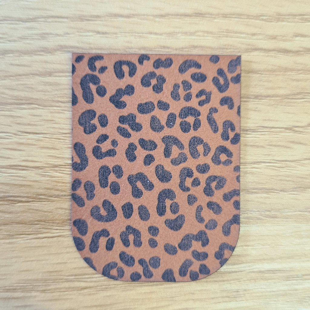 Braunes Kunstleder-Kordelende mit flächendeckendem Leoprint-Muster, ohne Rand, zum Zusammennähen für 8mm Kordeln, veganes Leder-Finish von Schnuckidu