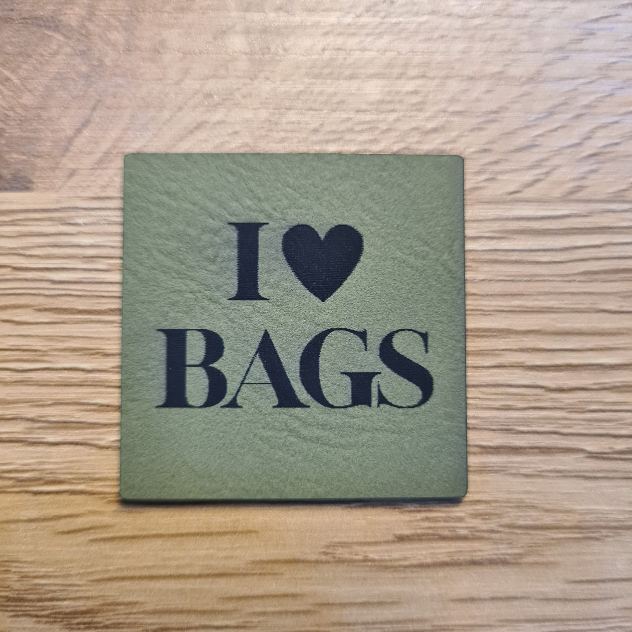„I love bags“ Nählabel 4×4 cm – vegan, handmade, Schnuckidu® Kunstleder Olivgrün