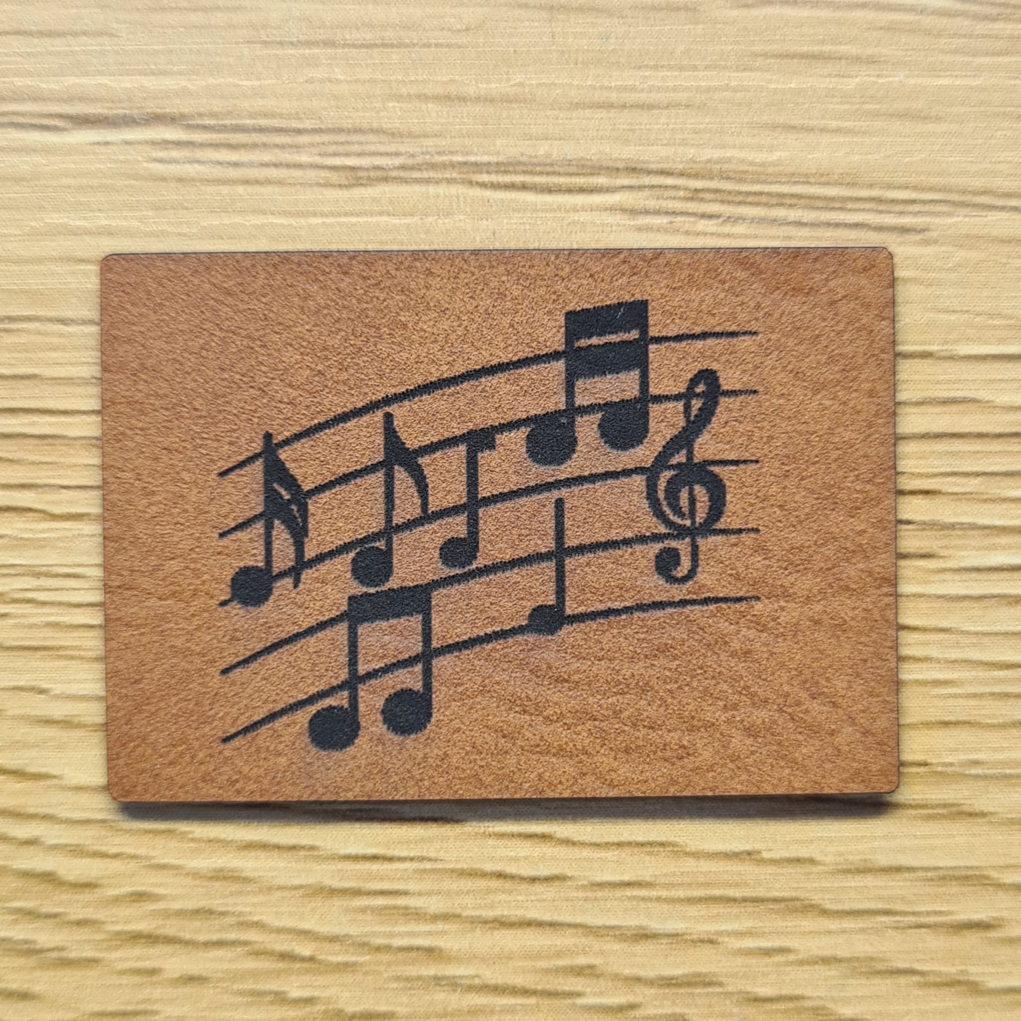 Braunes Kunstleder-Label „Musiknoten“, 5 x 3,5 cm, musikalisches Design für Kleidung und Taschen, vegan, laser-graviert bei Schnuckidu.
