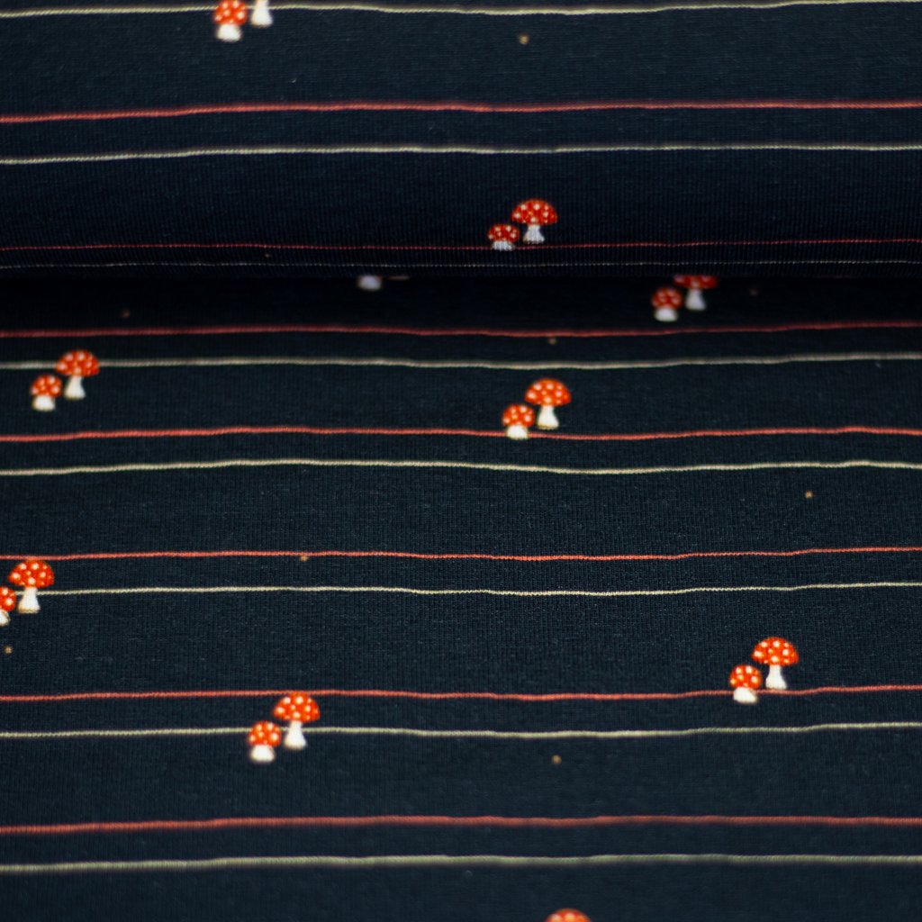 Bezaubernder Motivjersey "Pilzhausen" von Eda & Mo für Swafing mit herbstlichen Pilzen und feinen Streifen, 95% Baumwolle, 5% Elasthan, Öko-Tex Standard 100