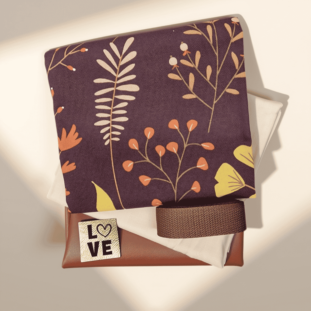Stoffpaket Taschenpaket Blume Bordeaux mit gemustertem Canvas, unifarbener Webware, hochwertigem Kunstleder, farblich abgestimmtem Gurtband und Label für stilvolle Taschen.
