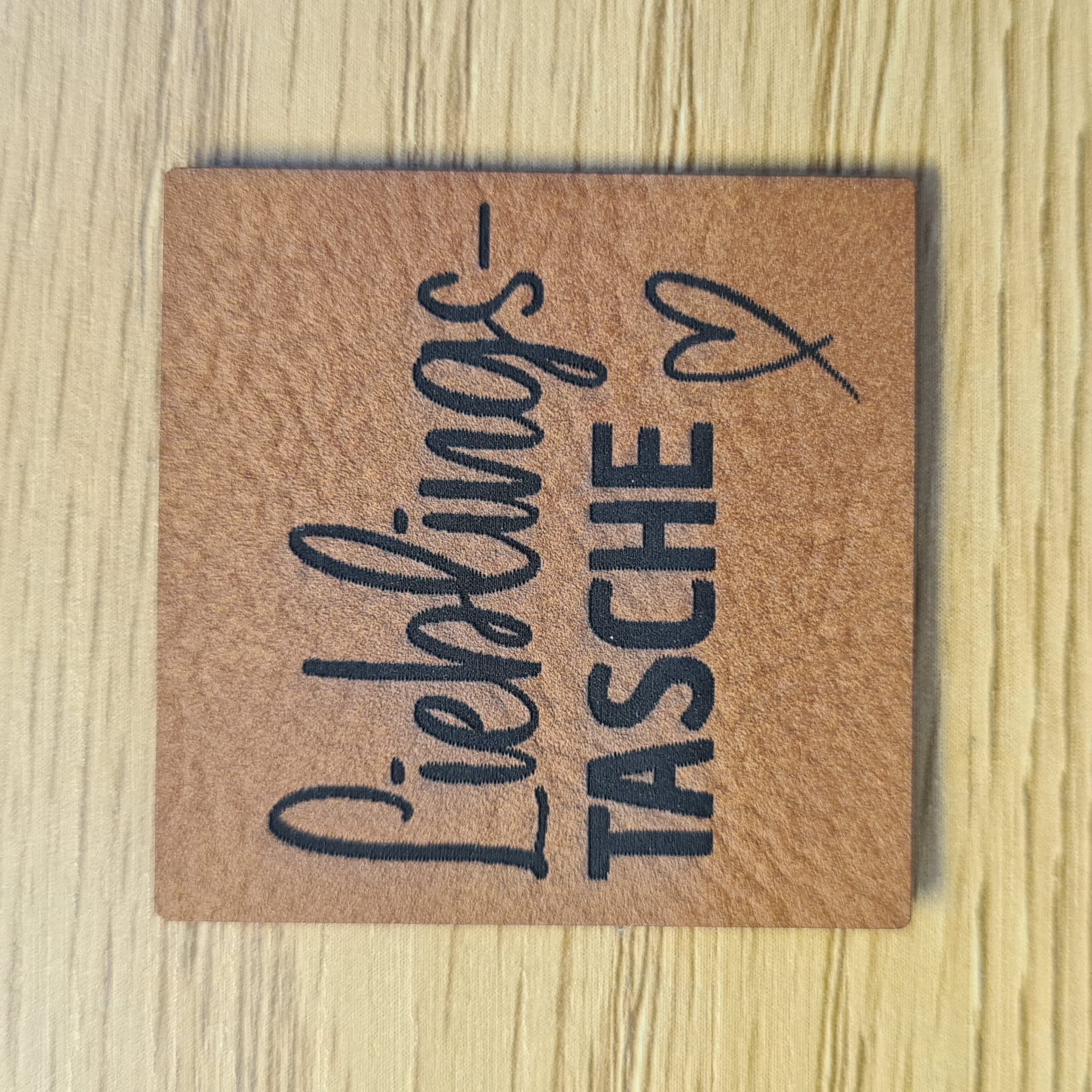 „Lieblingstasche“ Nählabel 4×4 cm – vegan, handmade, Schnuckidu® Kunstleder Braun