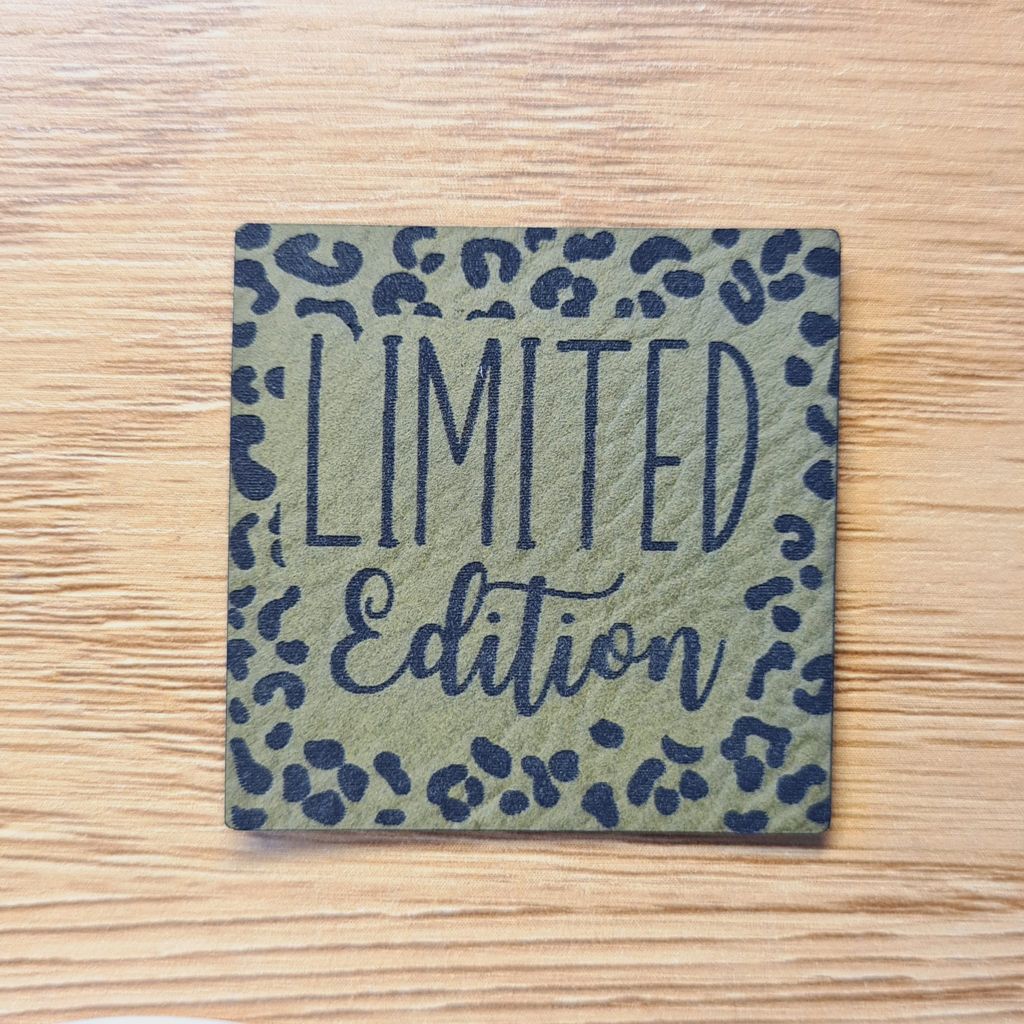 Quadratisches olivegrünes Kunstleder-Label mit dem Schriftzug „Limited Edition“ im wilden Leoparden-Muster-Look, 4 x 4 cm, veganes Nählabel für exklusive Kleidung, laser-graviert bei Schnuckidu.