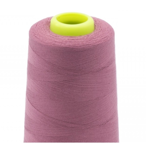 Hochwertiges altrosanes Overlockgarn auf der Kone, 2700 m Lauflänge aus 100 % Polyester, reißfest und ideal für dezente, modische Versäuberungsnähte.