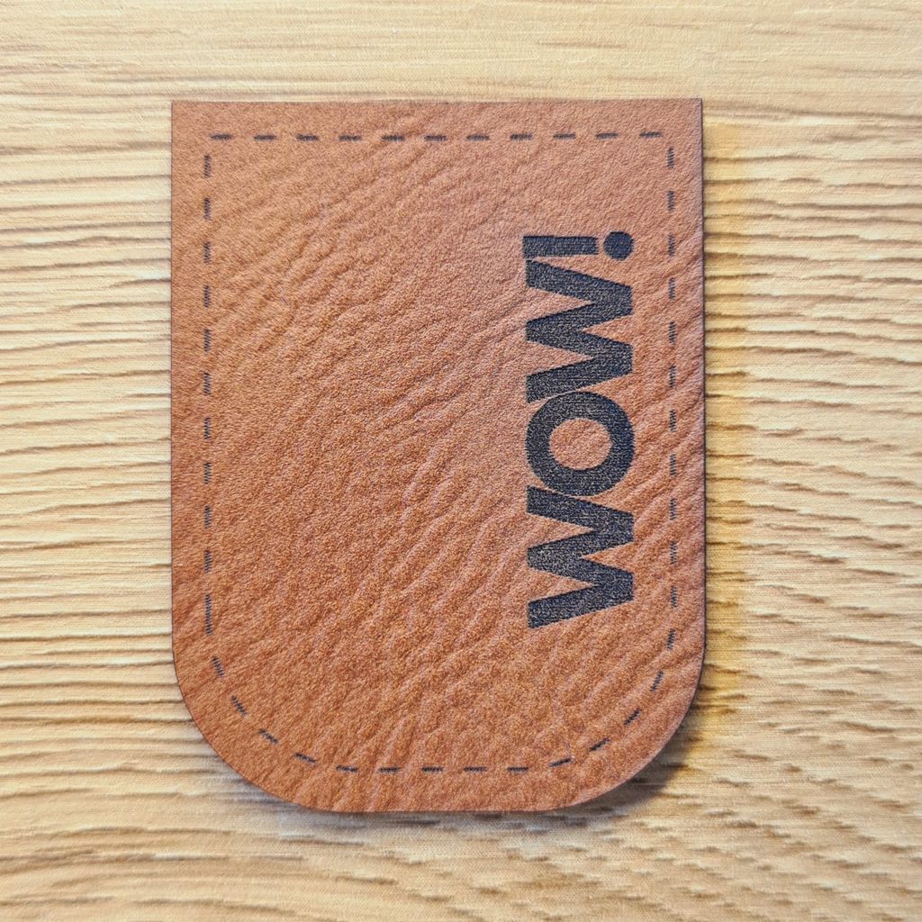 Braunes Kunstleder-Kordelende „WOW!“, U-förmig zum Aufnähen, Statement-Abschluss für Hoodies und Taschen, vegan, laser-graviert bei Schnuckidu