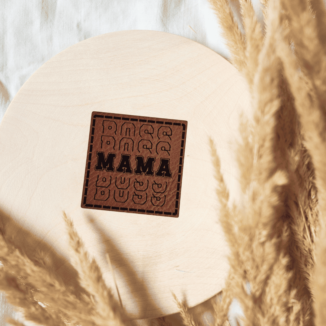 Quadratisches braunes Kunstleder-Label mit dem Schriftzug „Boss Mama“, 4 x 4 cm, veganes Nählabel für stolze Mütter, laser-graviert bei Schnuckidu.