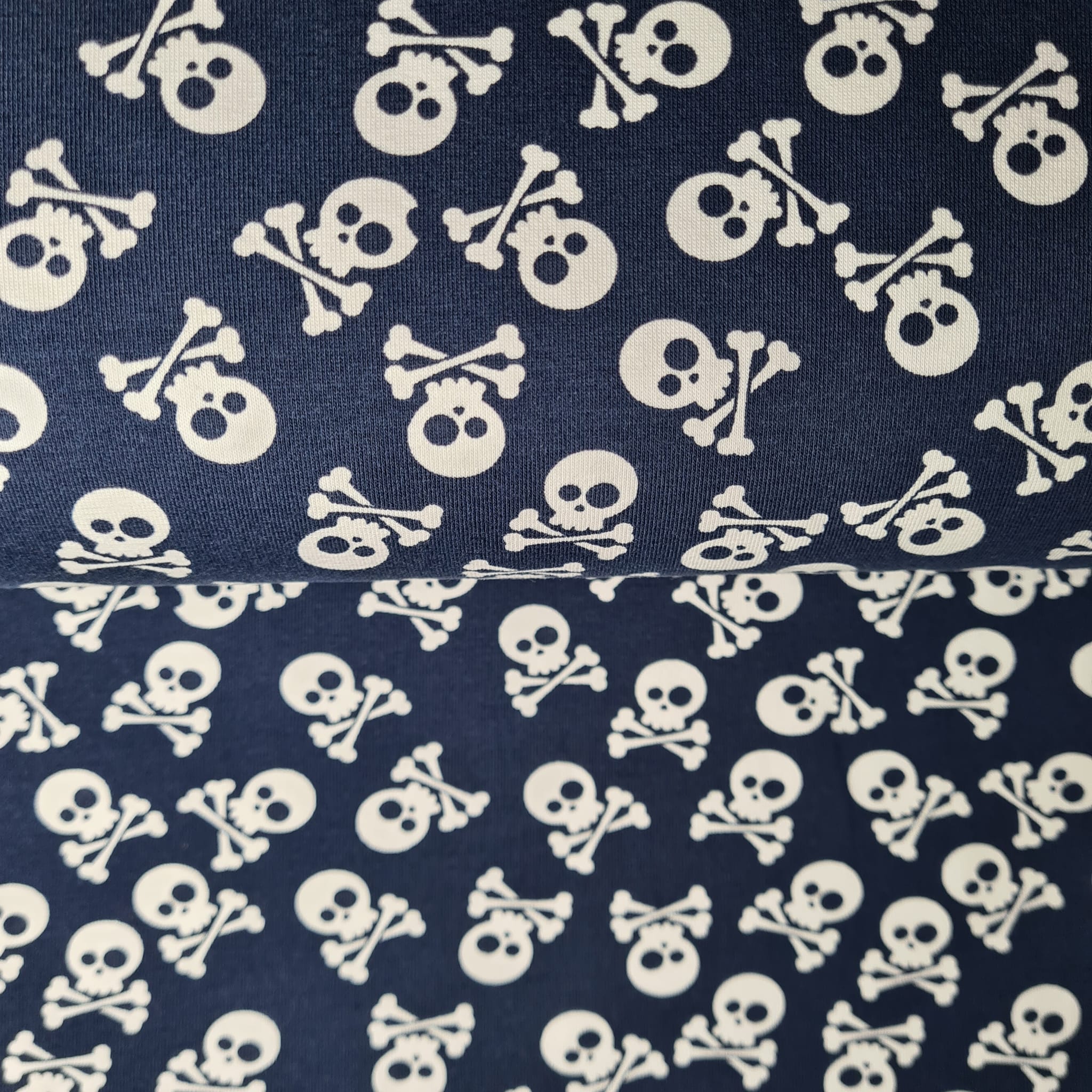 Baumwolljersey - Jersey Stoff - Motivjersey - Totenköpfe in Weiß auf Navy Baumwolljersey - Jersey Stoff - Motivjersey - Totenköpfe in Weiß auf Navy