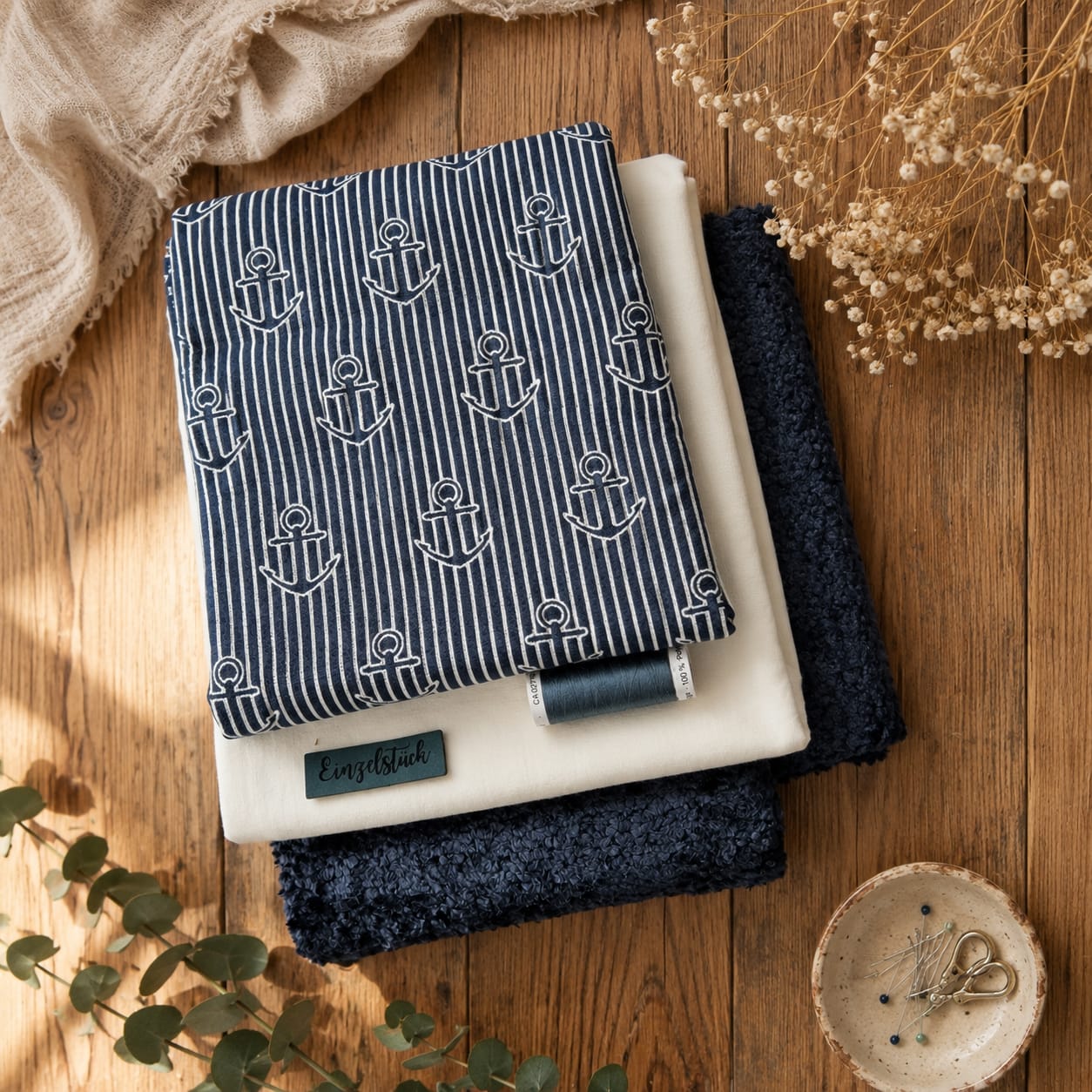 Limitierte Näh-Box "Anker" mit maritimem Canvas-Stoff, unifarbenem Stoff, Chenille, Gütermann Allesnäher und exklusivem "Einzelstück"-Label