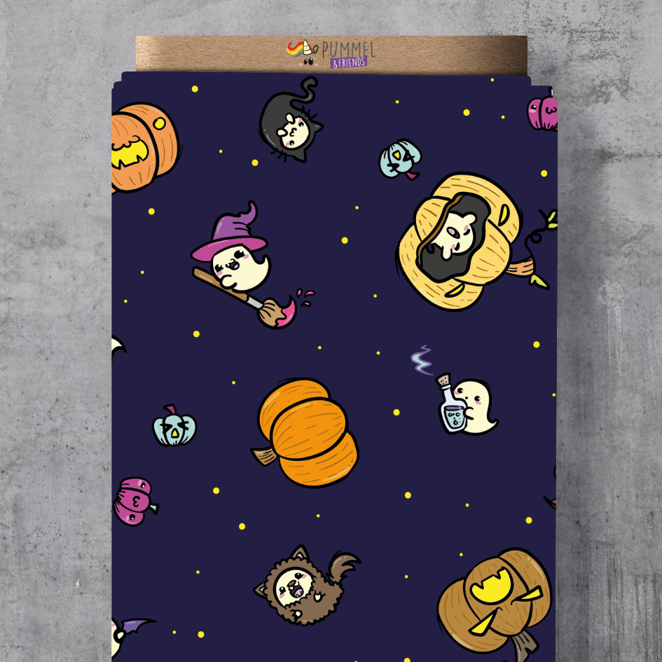Pummeleinhorn Lizenzstoff "Spooky" in Blau – Halloween-Design mit Kürbis-Häusern, fliegenden Geistern, Werwölfen und Zaubertränken auf dunkelblauem Grund, exklusive Vororder.