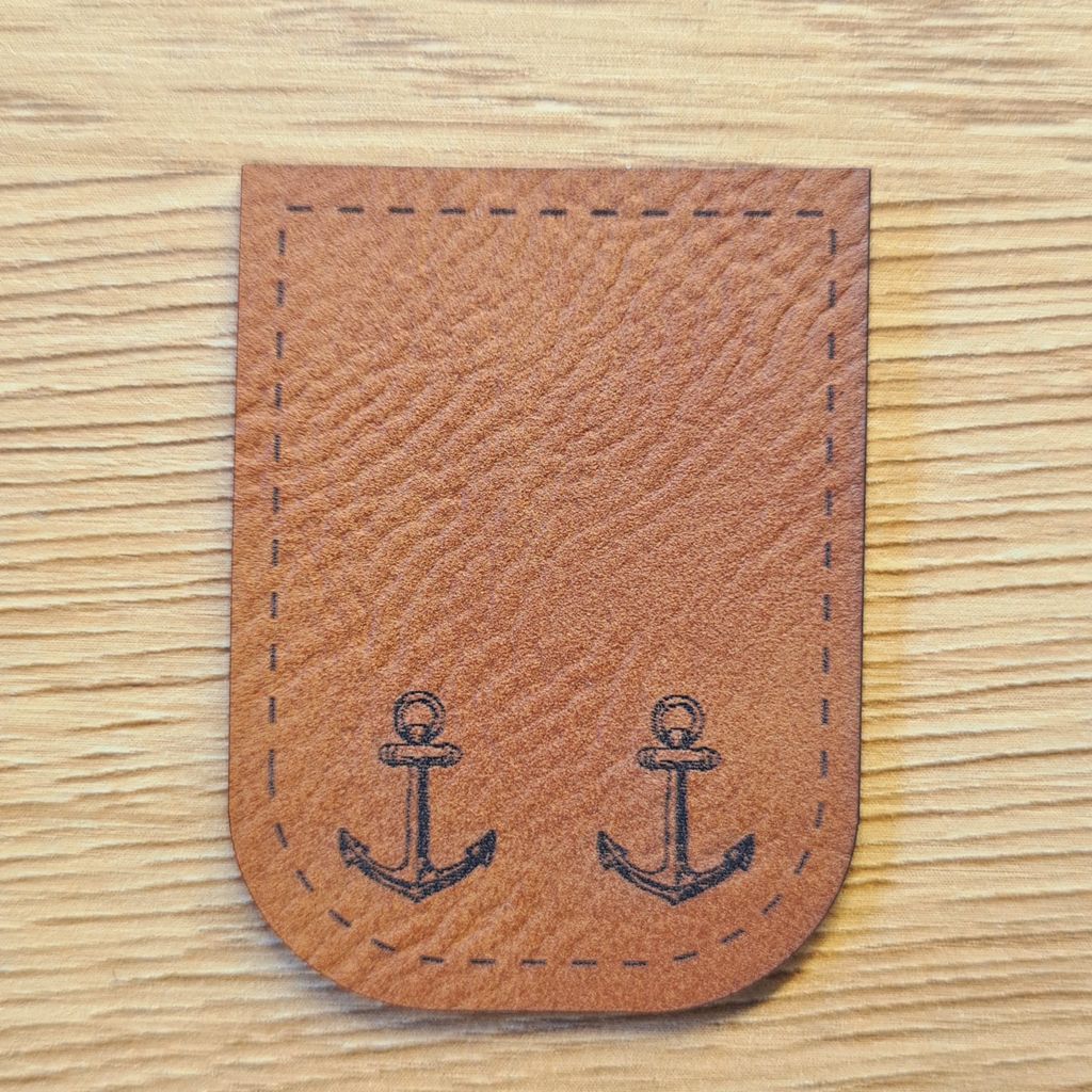 Braunes Kunstleder-Kordelende mit Doppel-Anker-Motiv, U-förmig zum Aufnähen, maritimes Label für Hoodies und Taschen, vegan, laser-graviert bei Schnuckidu