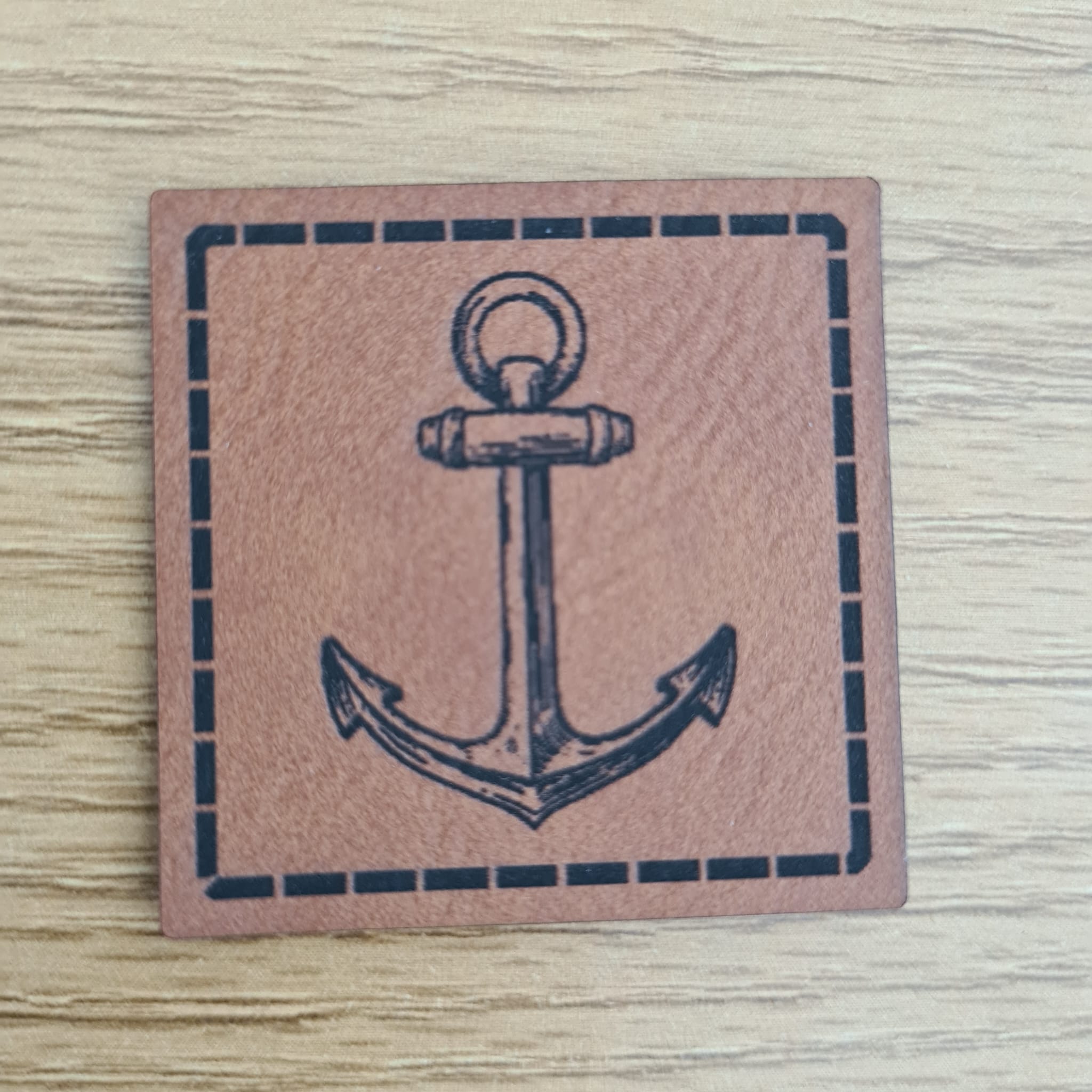 „Anker“ Nählabel 4×4 cm – vegan, handmade, Schnuckidu® Kunstleder Braun