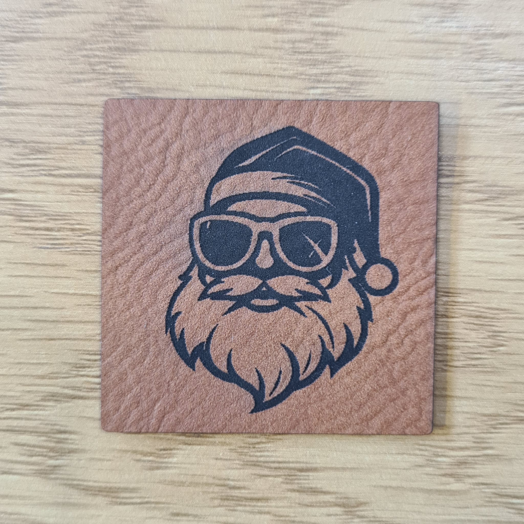 „Weihnachtsmann“ Nählabel 4×4 cm – vegan, handmade, Schnuckidu® Kunstleder Braun