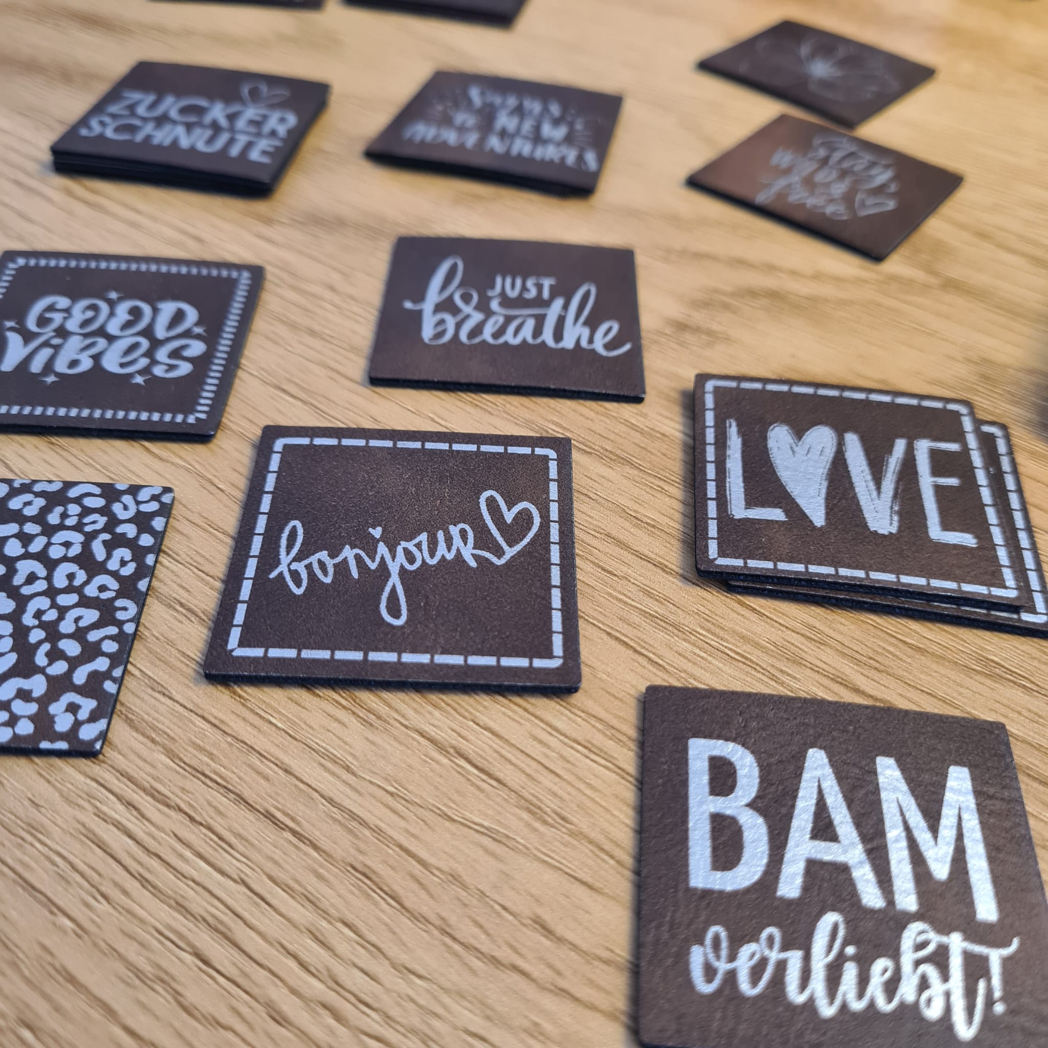 Individuelle Kunstleder-Nählabels – personalisiert & vegan