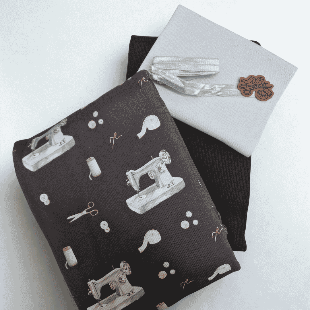 Stoffpaket Nähliebe mit Nähmaschinen-Motiv auf Ribjersey, passendem Uni-Stoff und Nähzubehör von Schnuckidu