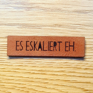 „Es eskaliert eh“ Nählabel 5×1,3 cm – vegan, handmade, Schnuckidu® Kunstleder Braun