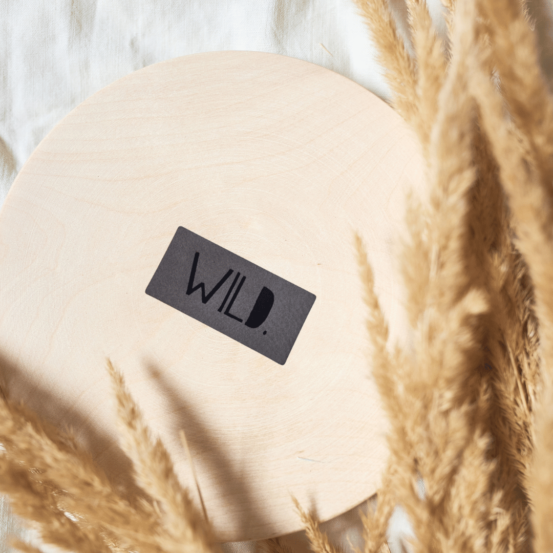 „WILD“ Nählabel 2,4×5 cm – vegan, handmade, Schnuckidu® Kunstleder Grau/Schwarz