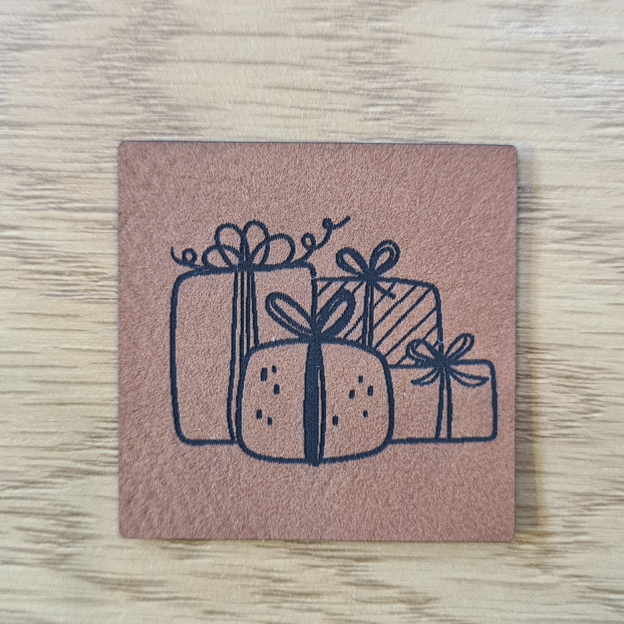 „Geschenke“ Nählabel 4×4 cm – vegan, handmade, Schnuckidu® Kunstleder Braun