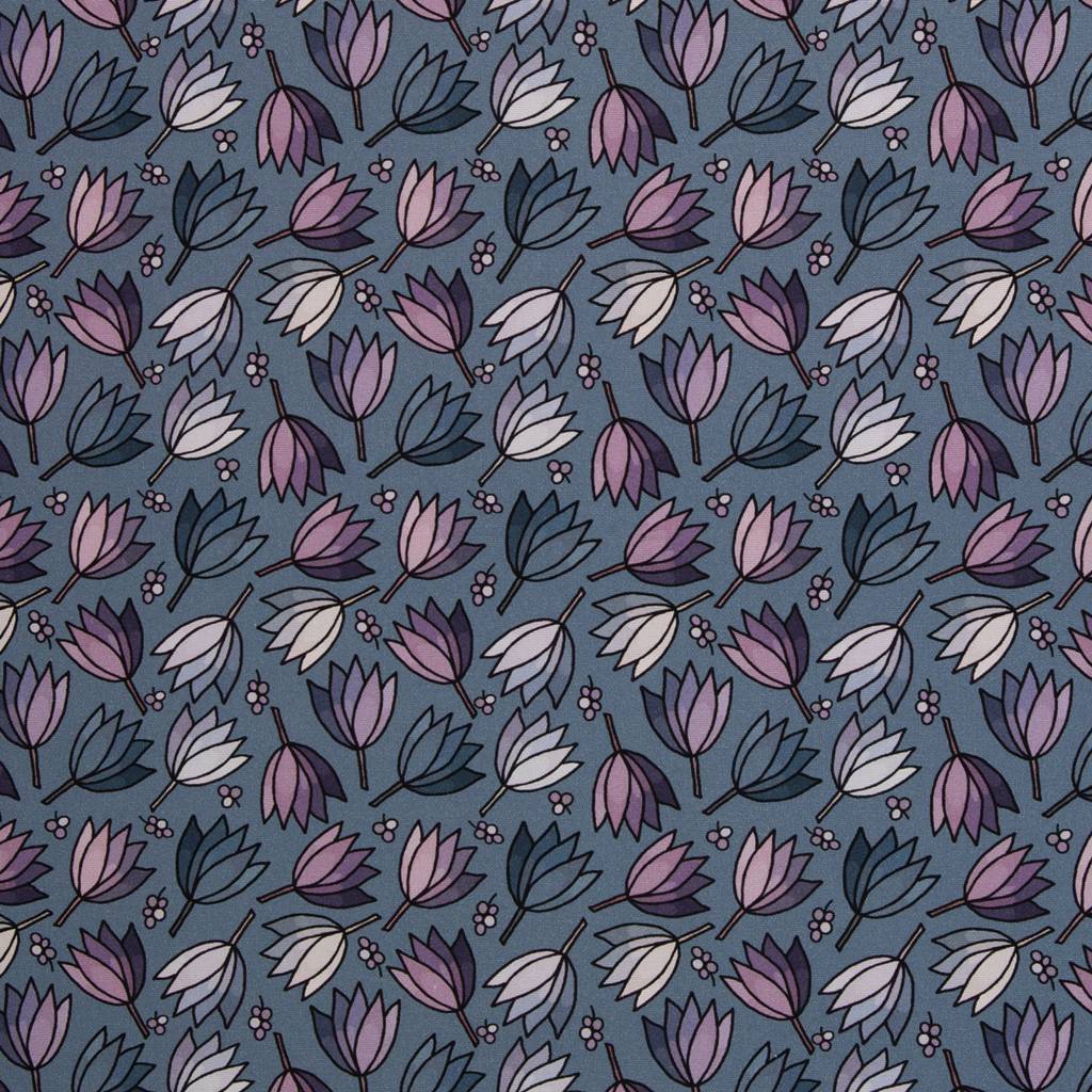 Swafing Canvas Floral Tales by emjo-Design, florales Muster mit stilisierten Blüten in Lila und Flieder auf blauem Grund, 100% Baumwolle, Vorbestellung 2026