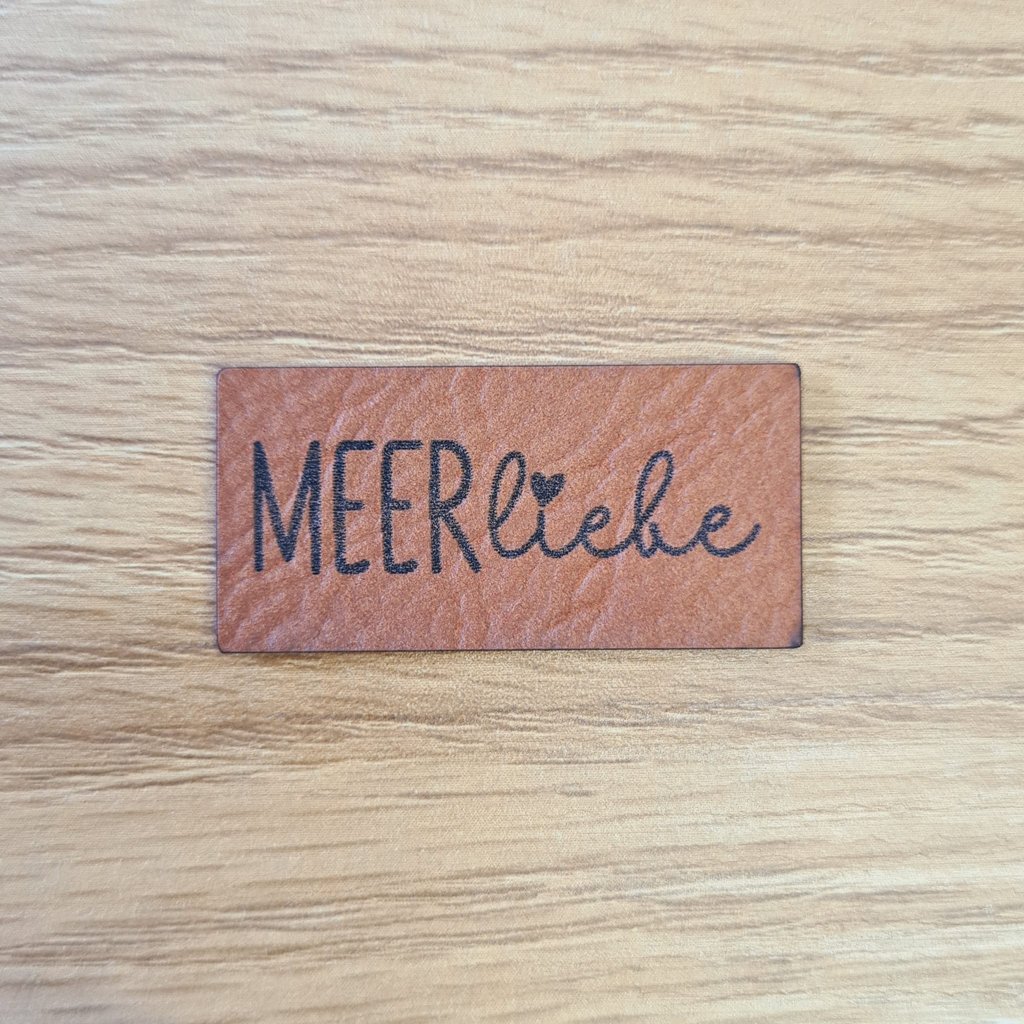 Rechteckiges braunes Kunstleder-Label mit dem Schriftzug „Meerliebe“, ca. 4 x 2 cm, veganes Leder-Patch für maritime Mode und Accessoires, laser-graviert bei Schnuckidu