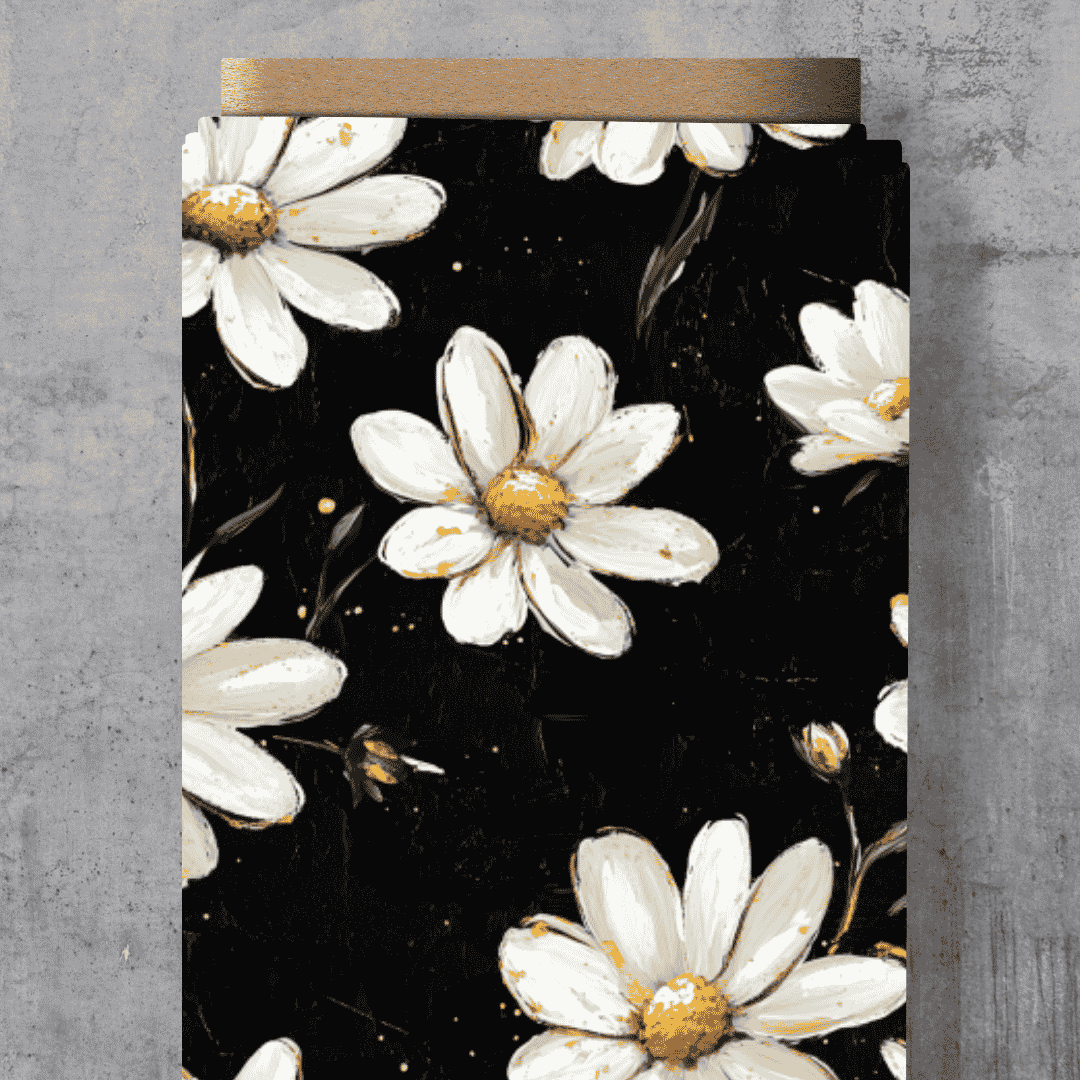 Stoff-Vorbestellung Eigendesign „Daisys“ von Schnuckidu mit großen, gemalten weißen Gänseblümchen und gold-gelben Akzenten auf schwarzem Hintergrund.
