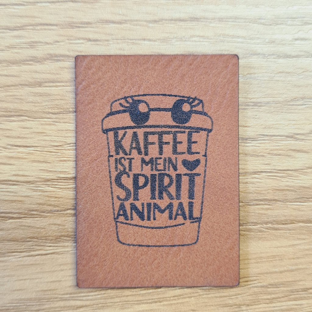 Braunes Kunstleder-Label mit dem Spruch „Kaffee ist mein Spirit Animal“, ca. 3,2 x 4,5 cm, veganes Leder-Patch für Kaffeeliebhaber, laser-graviert bei Schnuckidu