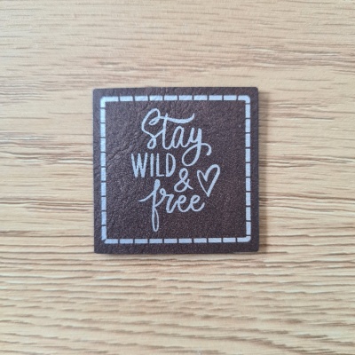 „Stay Wild & Free“ Nählabel 4×4 cm – vegan, handmade, Schnuckidu® Kunstleder Braun/Silber