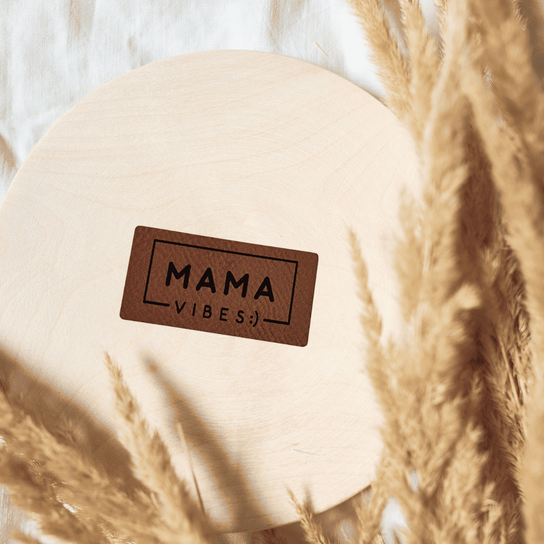 „Mama Vibes“ Nählabel 4,9cm x 2,5cm – vegan, handmade, Schnuckidu® Kunstleder Braun/Schwarz