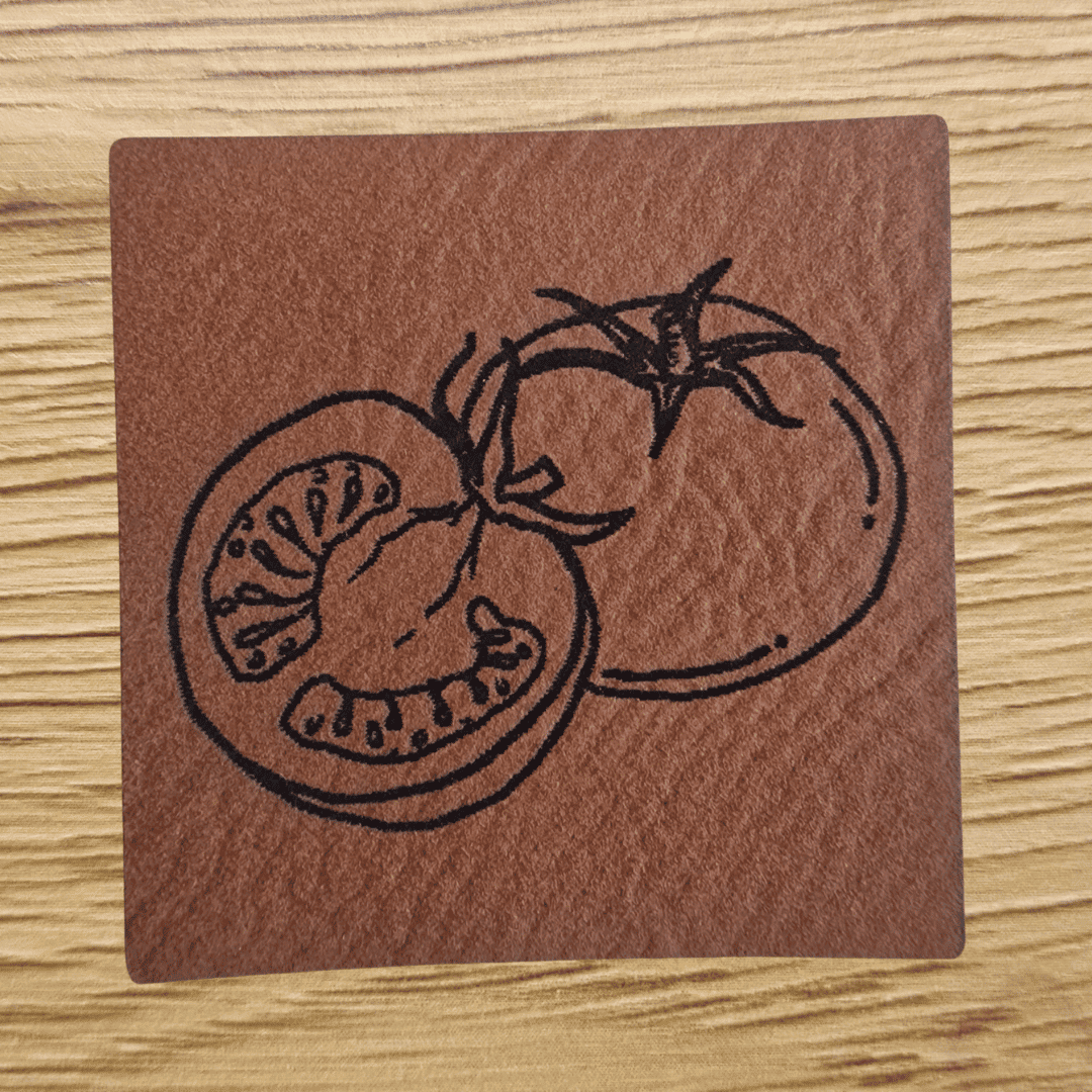 Quadratisches braunes Kunstleder-Label mit einer gravierten Tomate, 4,0 x 4,0 cm, veganes Nählabel für Taschen und Küchenaccessoires, laser-graviert bei Schnuckidu.