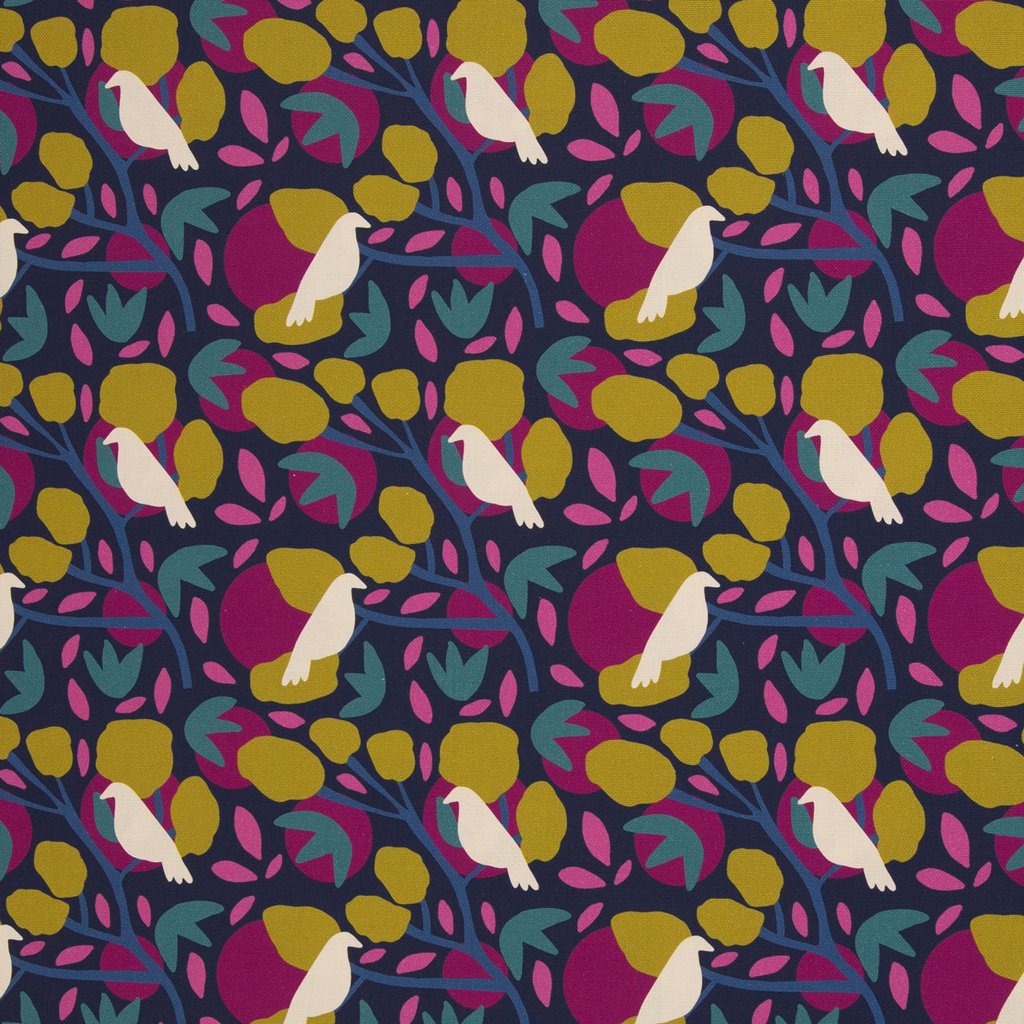 Hochwertiger Canvas Dekostoff von Swafing aus der Birds & Trees Kollektion von Emjo Design, abstraktes Naturmuster mit weißen Vögeln und floralen Elementen in Senfgelb, Beere und Petrol auf Navy, 100% Baumwolle
