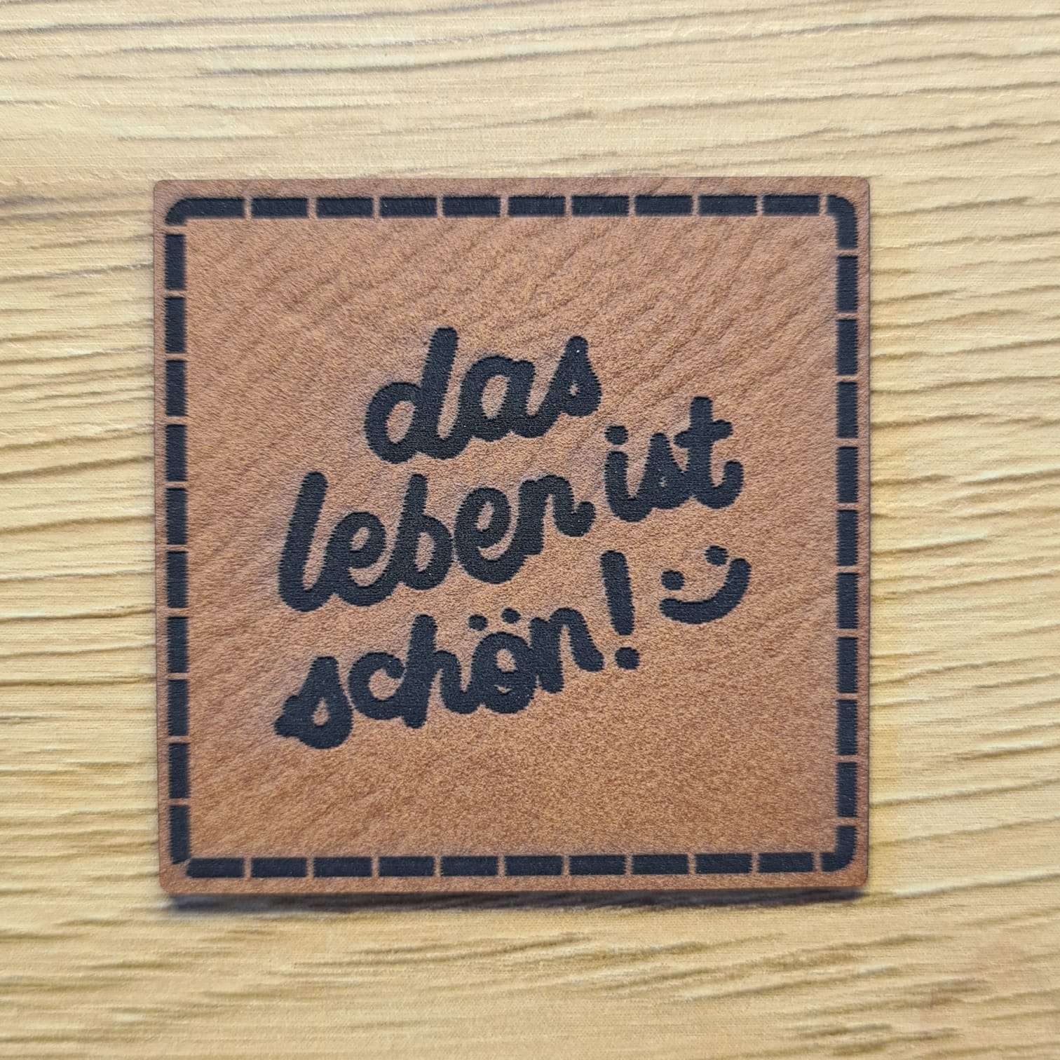 „Leben ist schön“ Nählabel 4×4 cm – vegan, handmade, Schnuckidu® Kunstleder Braun/Schwarz