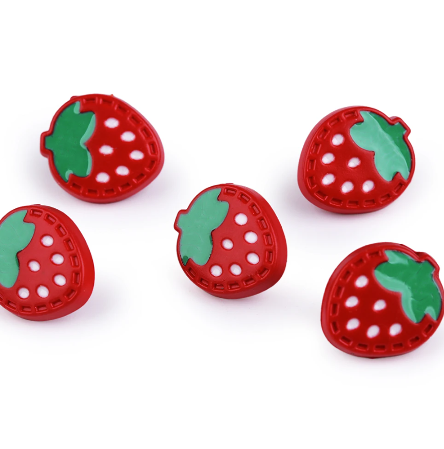 Motivknopf in Erdbeerform mit rückseitiger Öse, 13x15 mm, Rot mit grünen Blättern, ideal für sommerliche Kinderkleidung und Bastelprojekte.