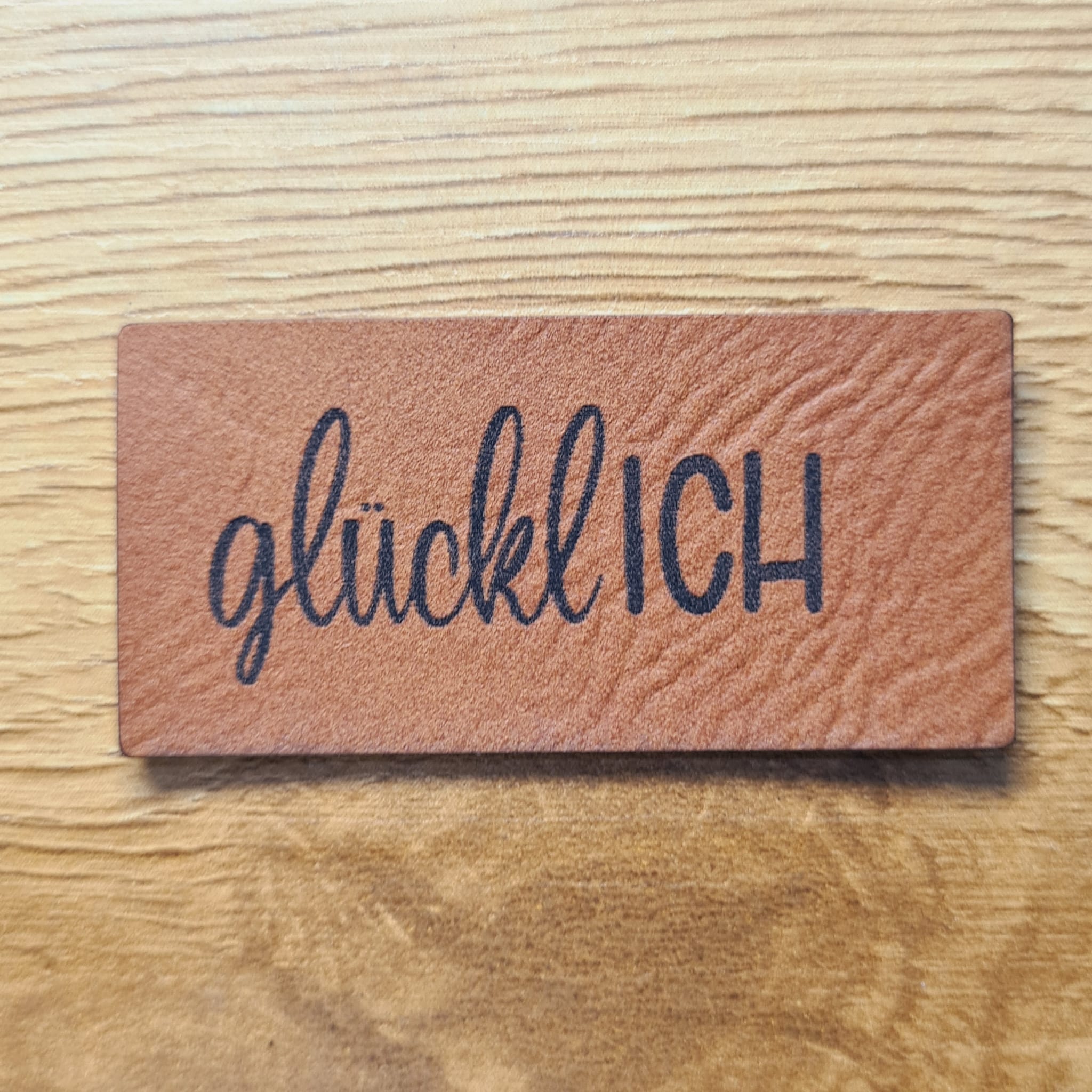 „Glücklich“ Nählabel 5×2,6 cm – vegan, handmade, Schnuckidu® Kunstleder Braun