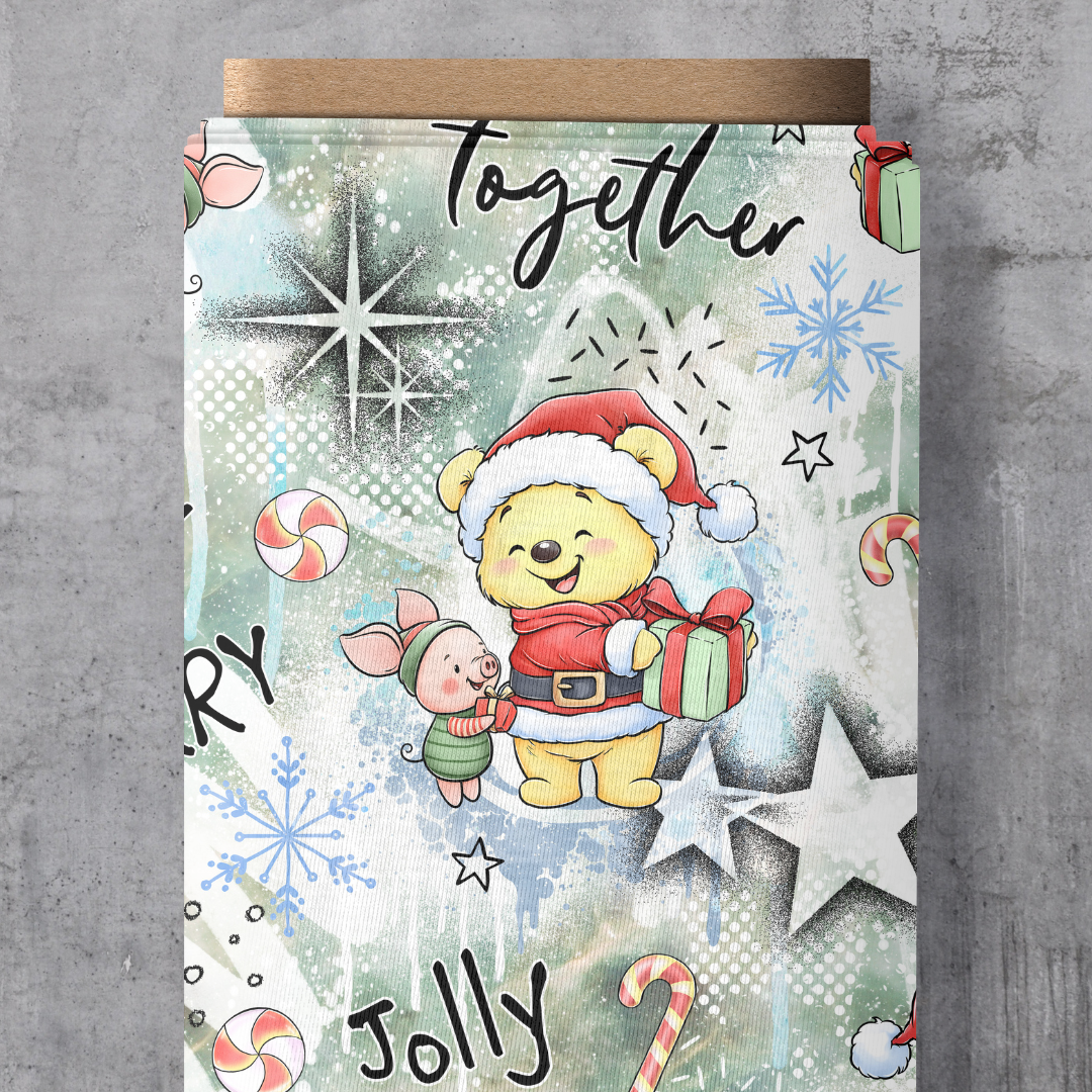 Eigendesign Stoff "Beary and Merry groß" – Großformatiges Wintermuster mit schlafenden Bären, Tannen und Sternen in Mint und Beere, exklusive Vororder bei Schnuckidu.