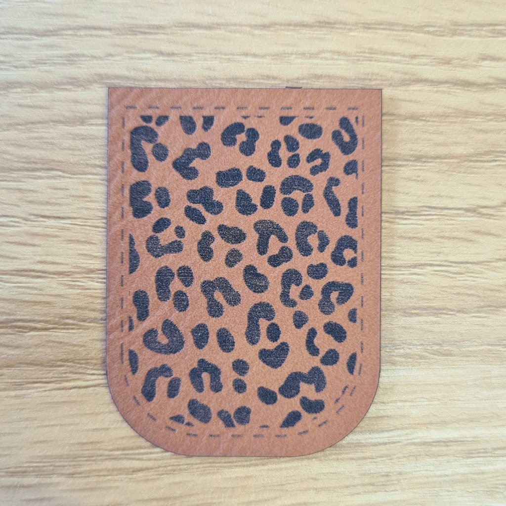 Braunes Kunstleder-Kordelende mit Leoprint-Muster und Rand, zum Zusammennähen für Kordeln bis 8mm, veganes Leder-Finish von Schnuckidu