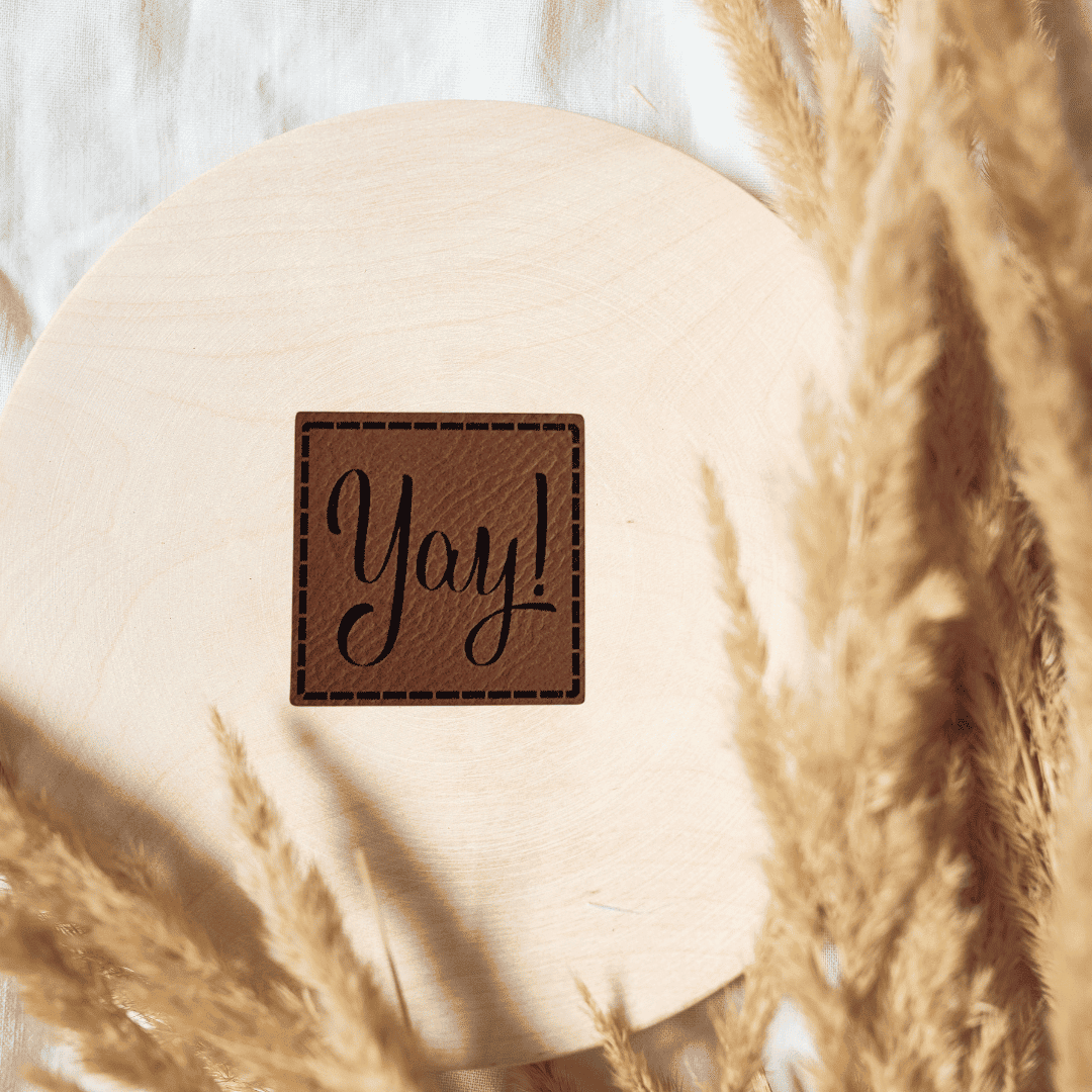 „Yay!“ Nählabel 4×4 cm – vegan, handmade, Schnuckidu® Kunstleder Braun/Schwarz