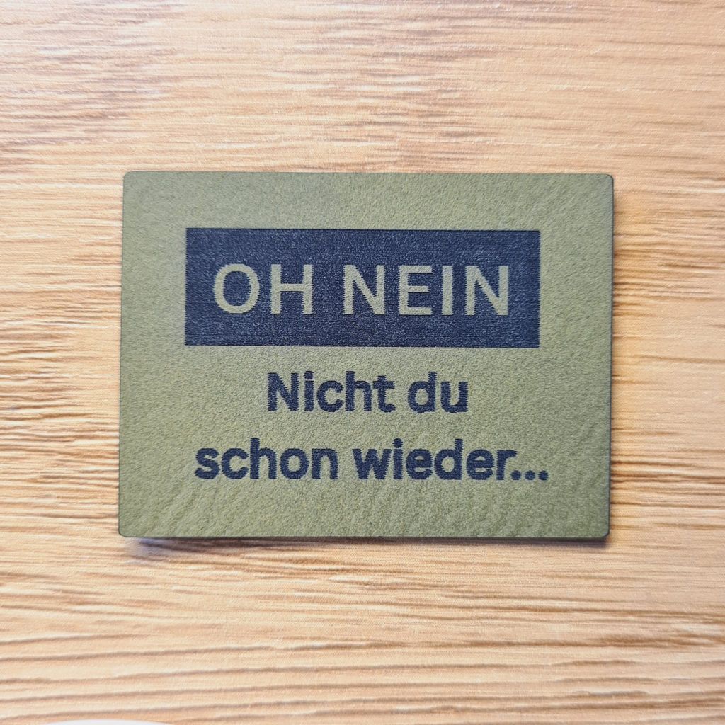 Rechteckiges olivegrünes Kunstleder-Label mit dem humorvollen Spruch „Oh nein. Nicht du schon wieder“, 4,5 x 3,3 cm, veganes Nählabel für Teenager-Kleidung und lustige Geschenke, laser-graviert bei Schnuckidu.
