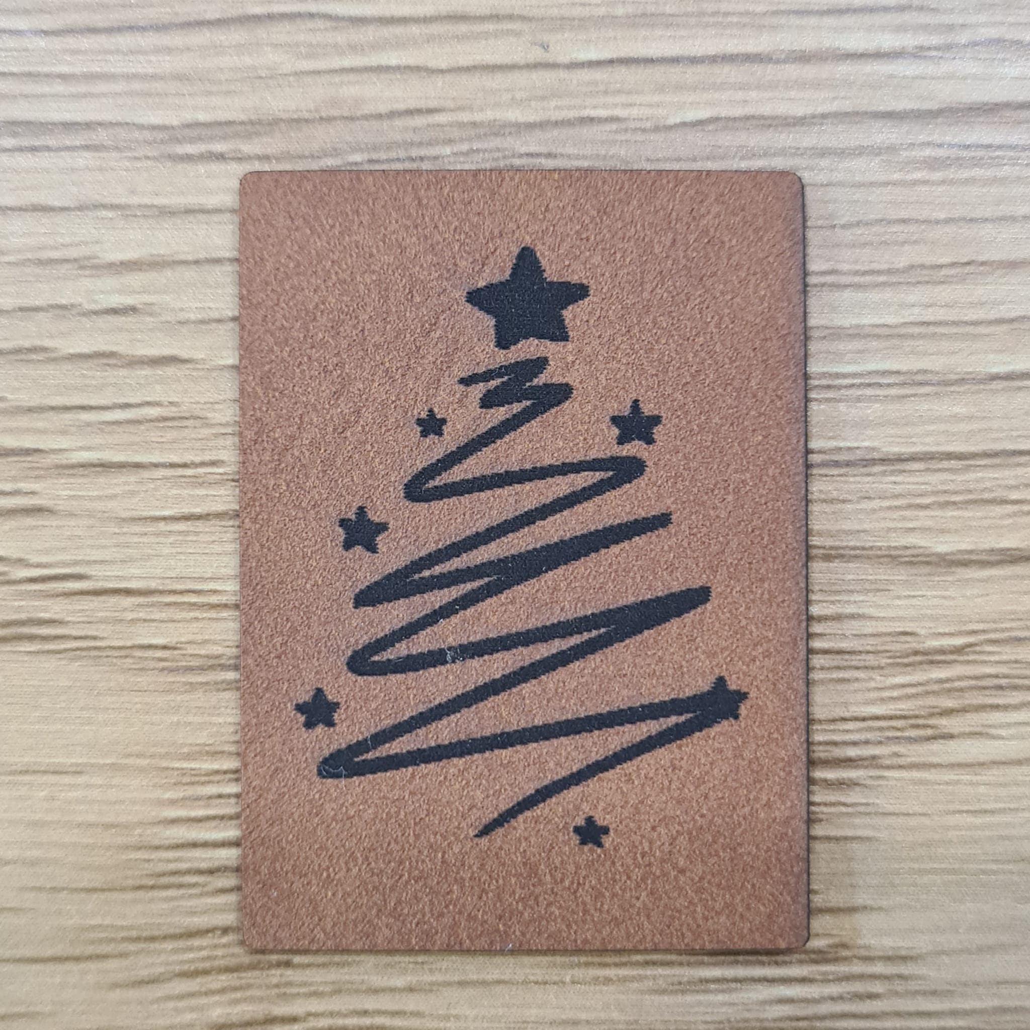 „Tannenbaum“ Nählabel 4,5×3 cm – vegan, handmade, Schnuckidu® Kunstleder Braun Kopie