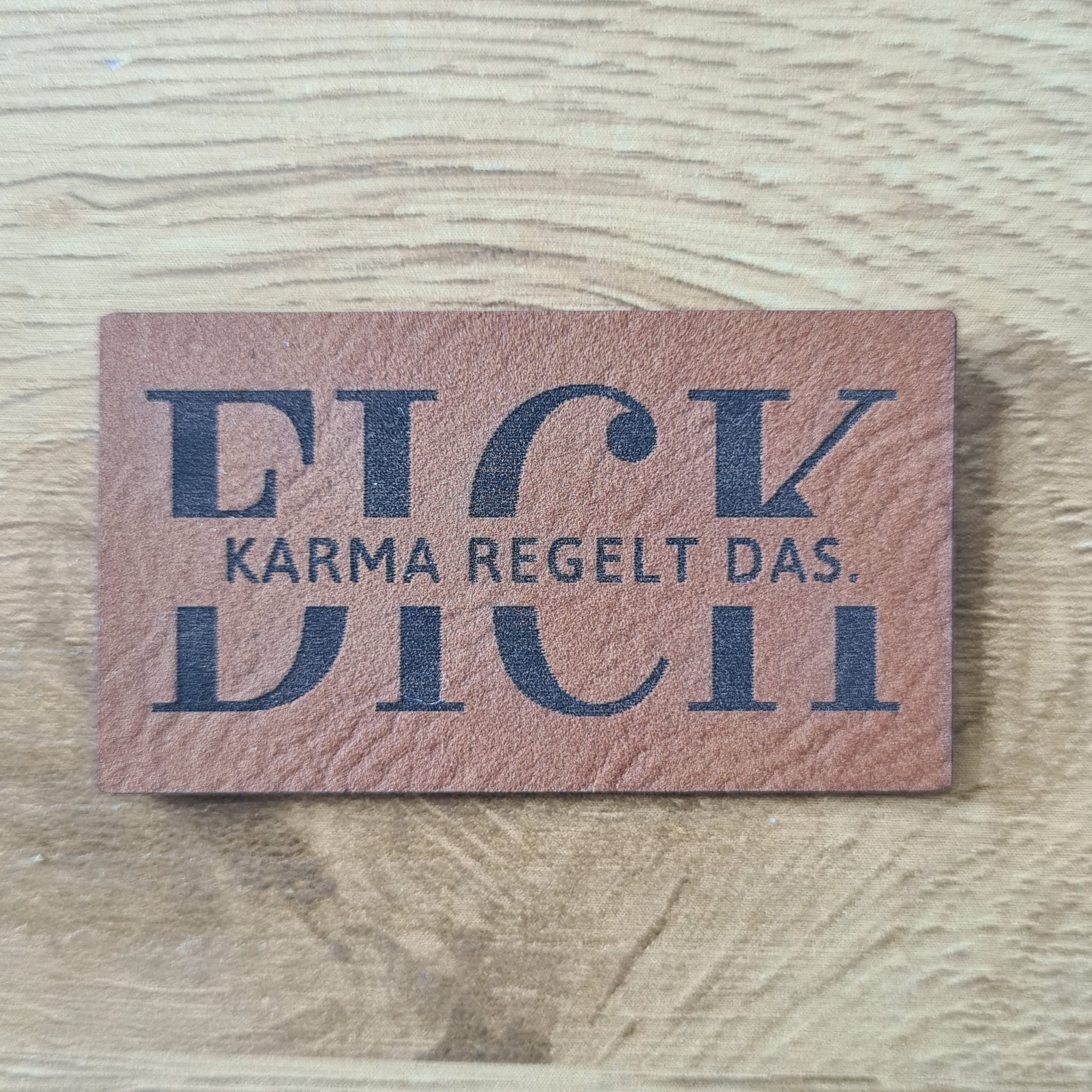 Nählabel „FICK DICH - Karma regelt das" 5x2,8cm – Schnuckidu® Kunstleder Braun