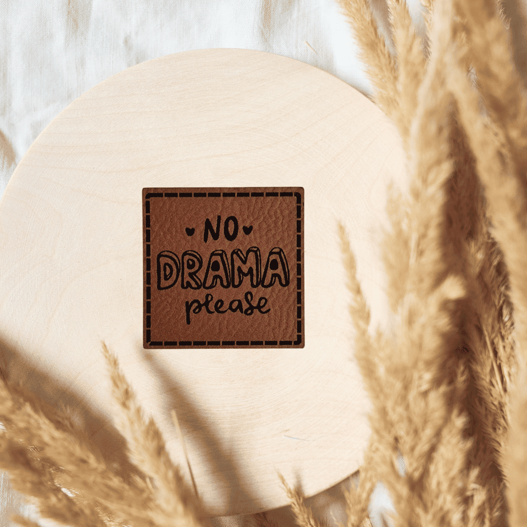 „No DRAMA“ Nählabel 4×4 cm – vegan, handmade, Schnuckidu® Kunstleder Braun/Schwarz