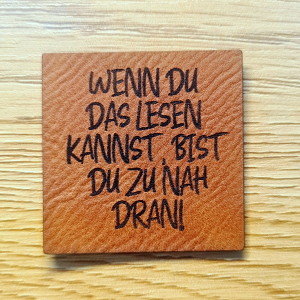 „Wenn du das lesen kannst, bist du zu nah dran“ Nählabel 4×4 cm – vegan, handmade, Schnuckidu® Kunstleder Braun