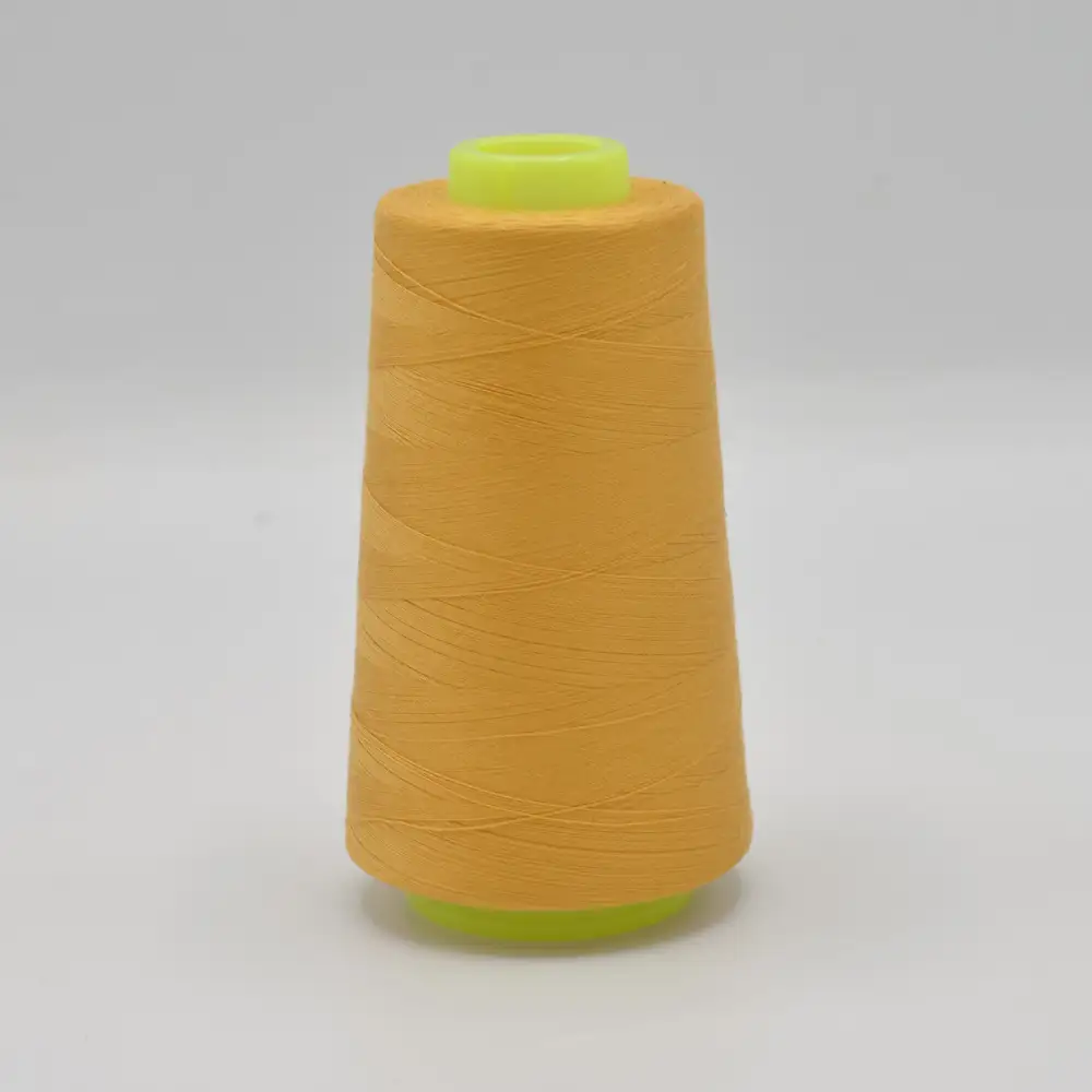 Hochwertiges ockerfarbenes Overlockgarn auf der Kone, 2700 m Lauflänge aus 100 % Polyester, reißfest und ideal für trendige, erdige Versäuberungsnähte.