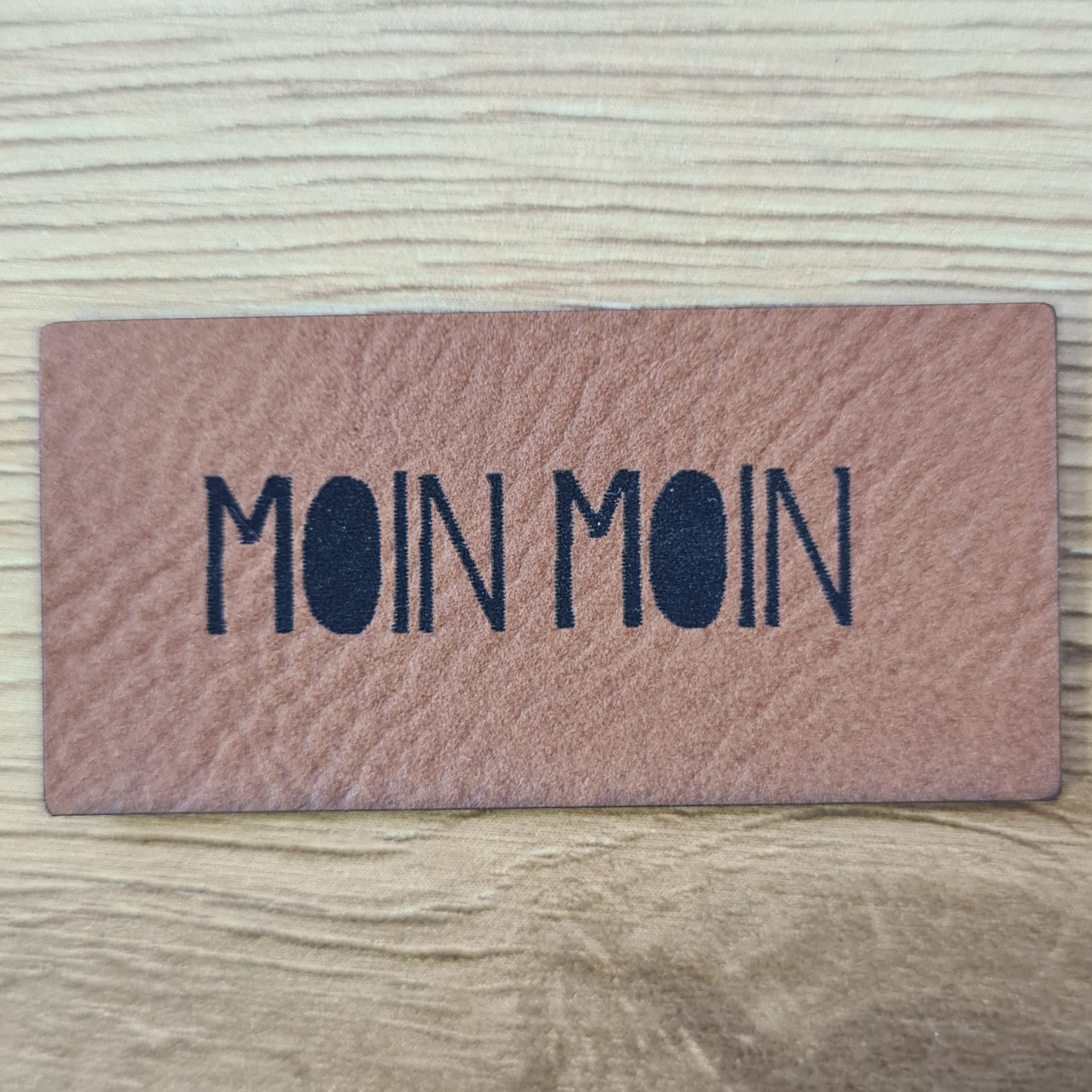 „Moin Moin“ Nählabel 5×2,4cm – vegan, handmade, Schnuckidu® Kunstleder Braun