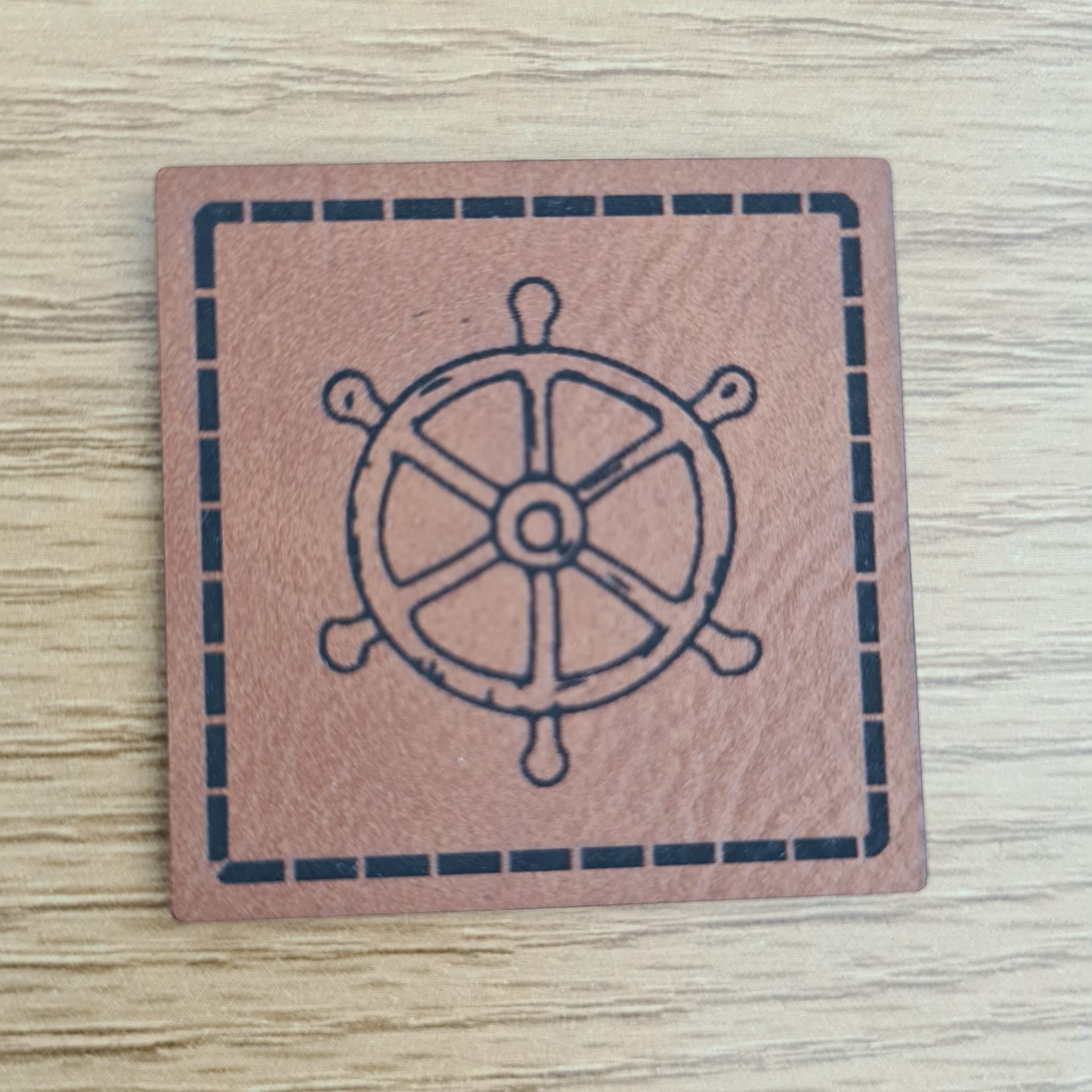 „Steuerrad“ Nählabel 4×4 cm – vegan, handmade, Schnuckidu® Kunstleder Braun